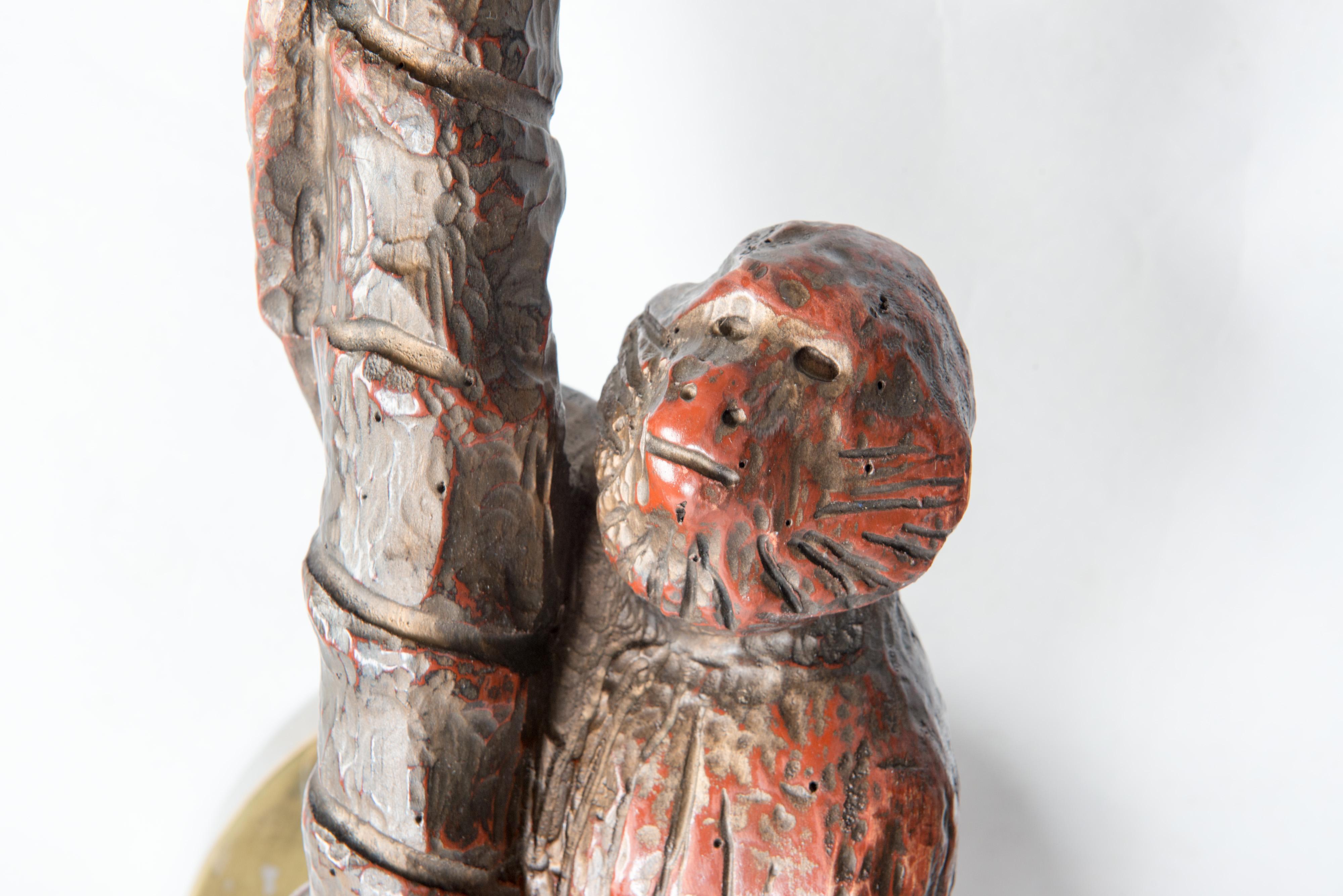 Grande paire d'appliques en bois sculpté représentant des singes en vente 5