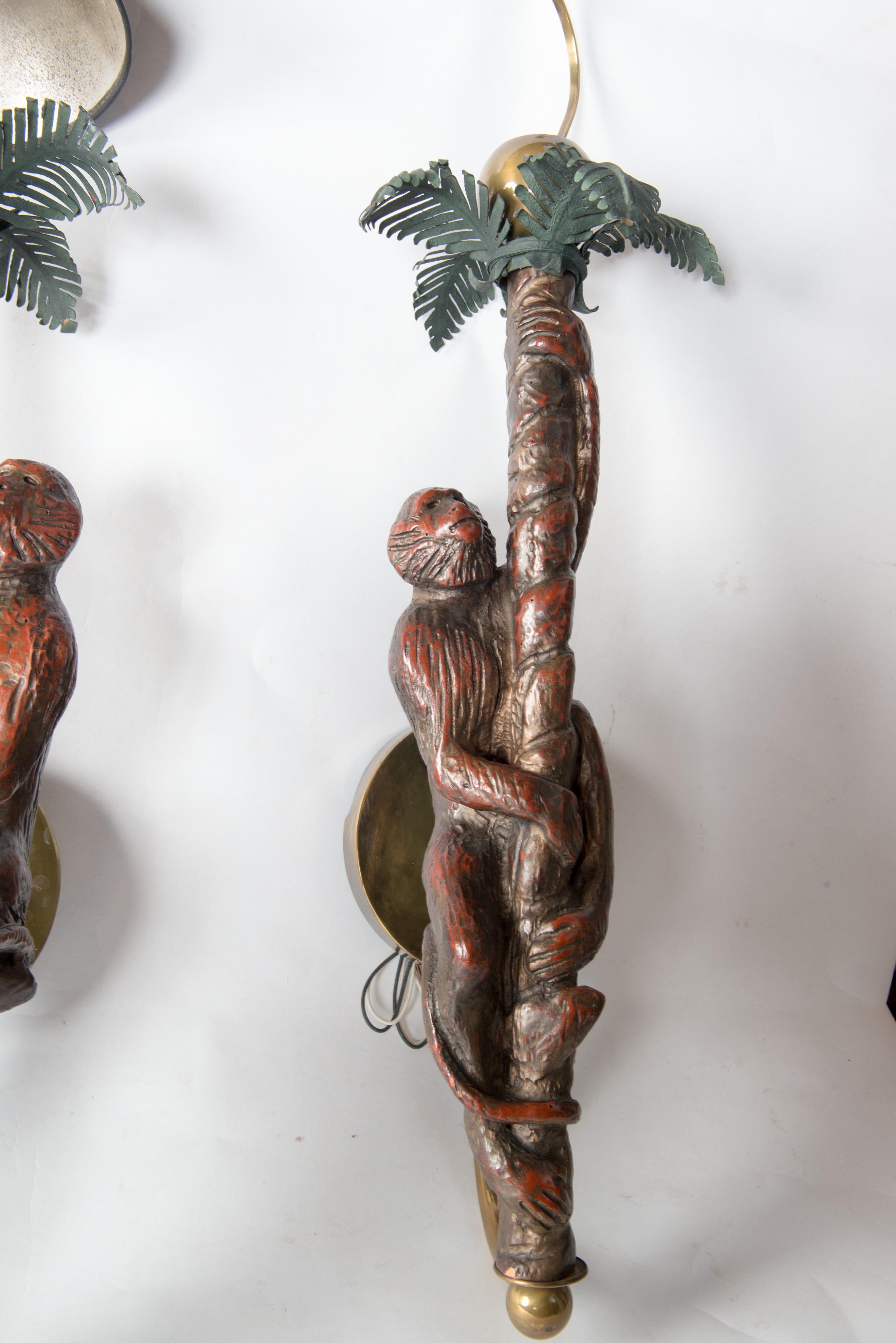italien Grande paire d'appliques en bois sculpté représentant des singes en vente
