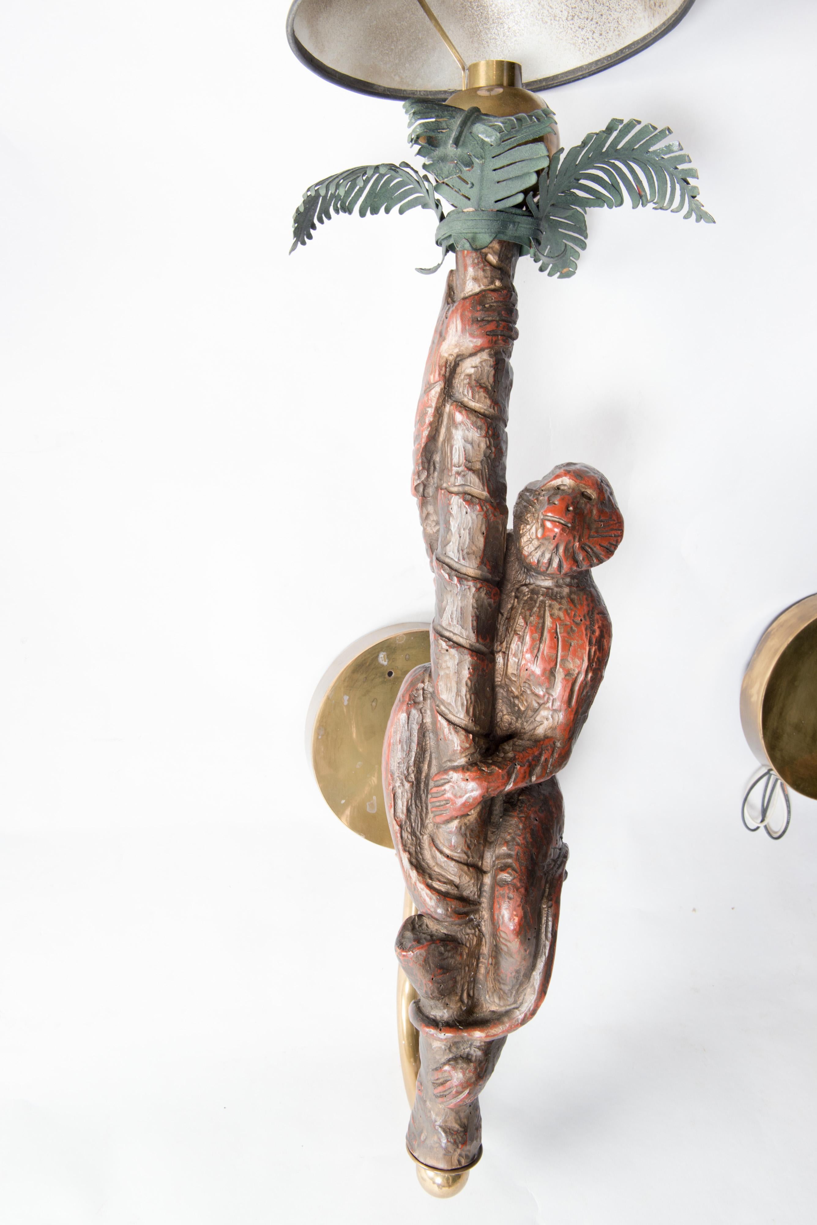 Métal Grande paire d'appliques en bois sculpté représentant des singes en vente