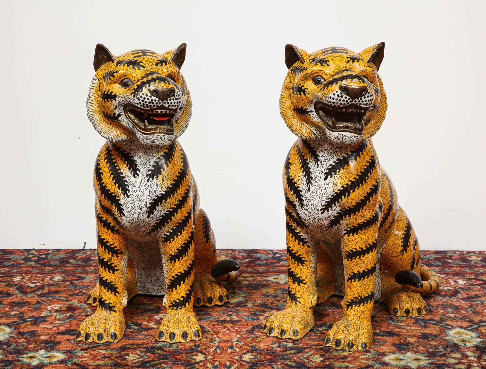 A large pair of Chinese Asian cloisonne enamel tigers,

circa 1920.

Very decorative. Very fine quality. See photos.

Measures: 23