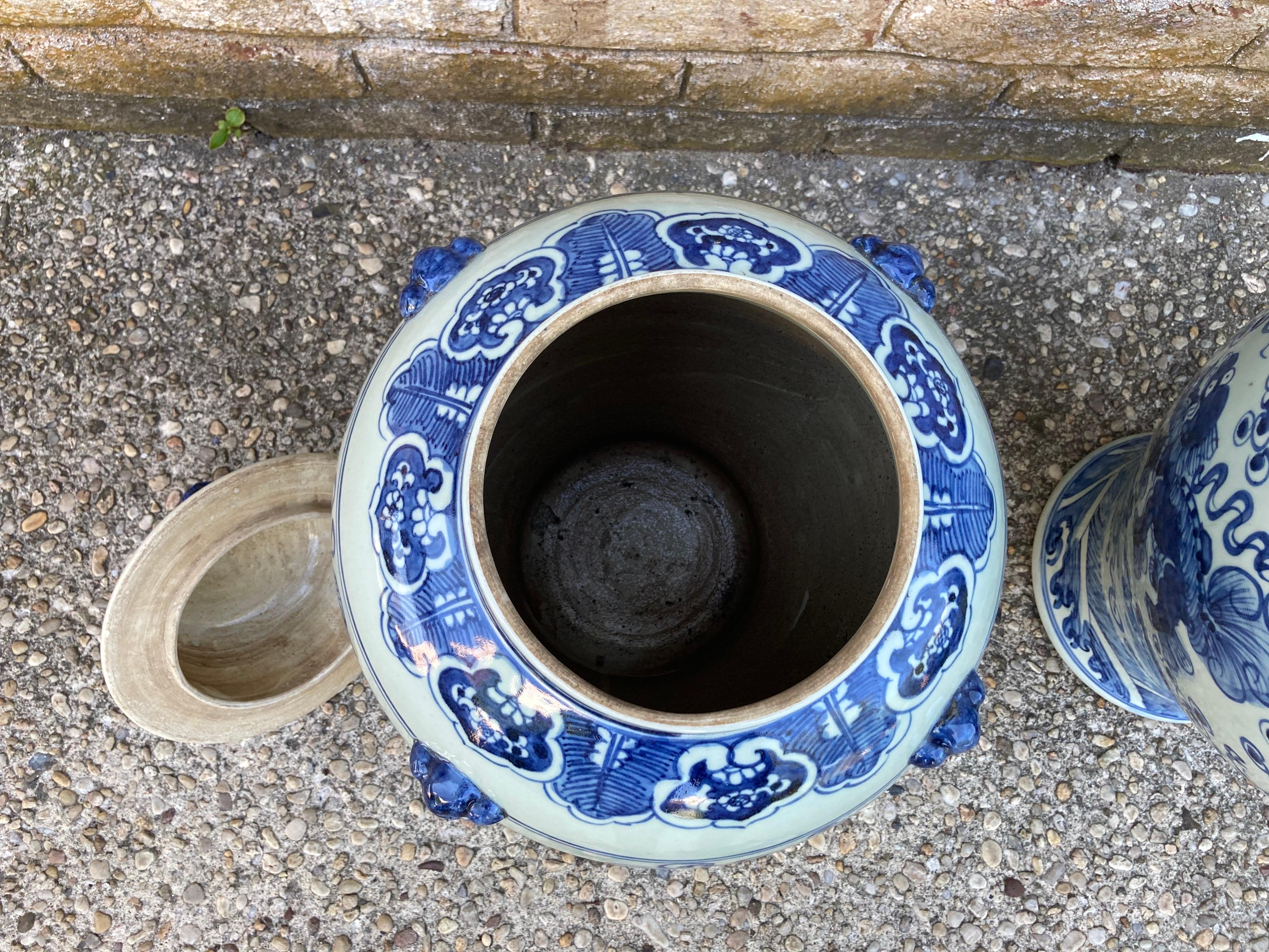 20ième siècle Grande paire de pots chinois bleus et blancs avec couvercles en vente