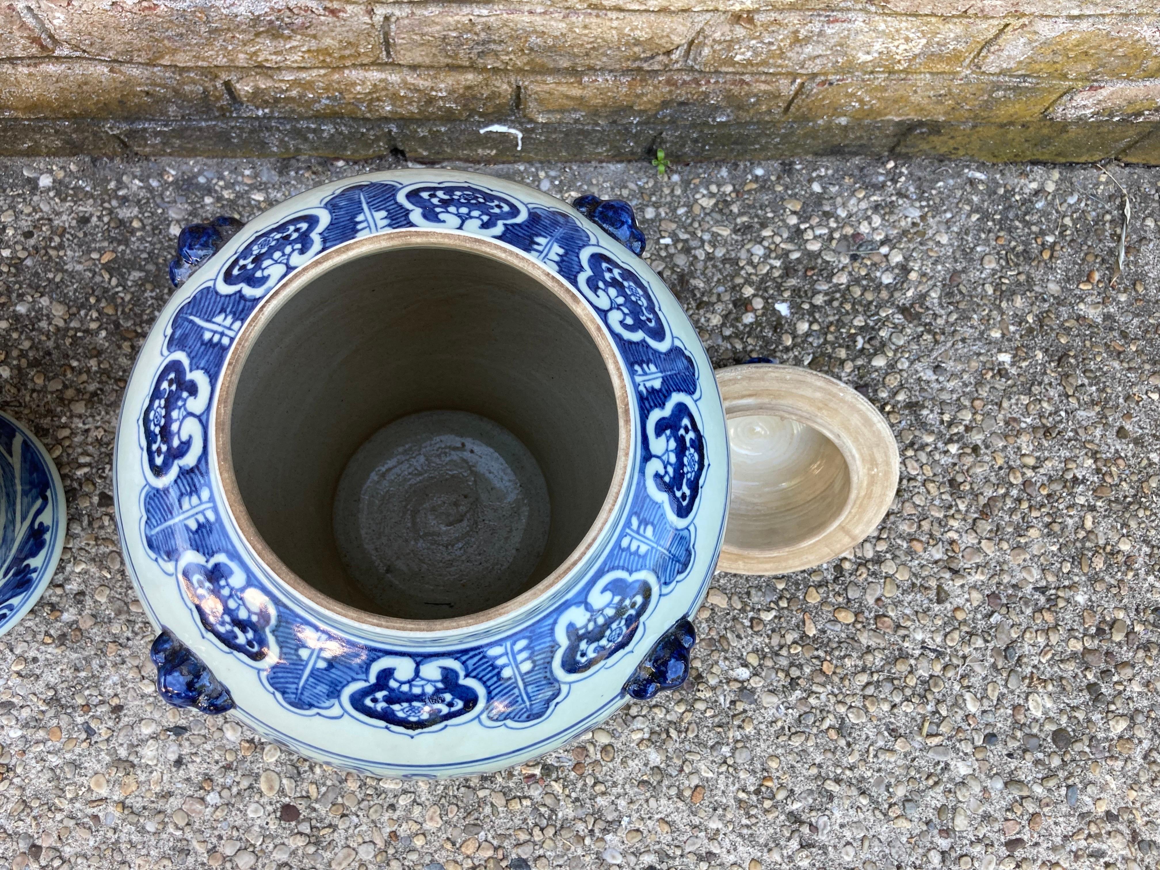 Céramique Grande paire de pots chinois bleus et blancs avec couvercles en vente