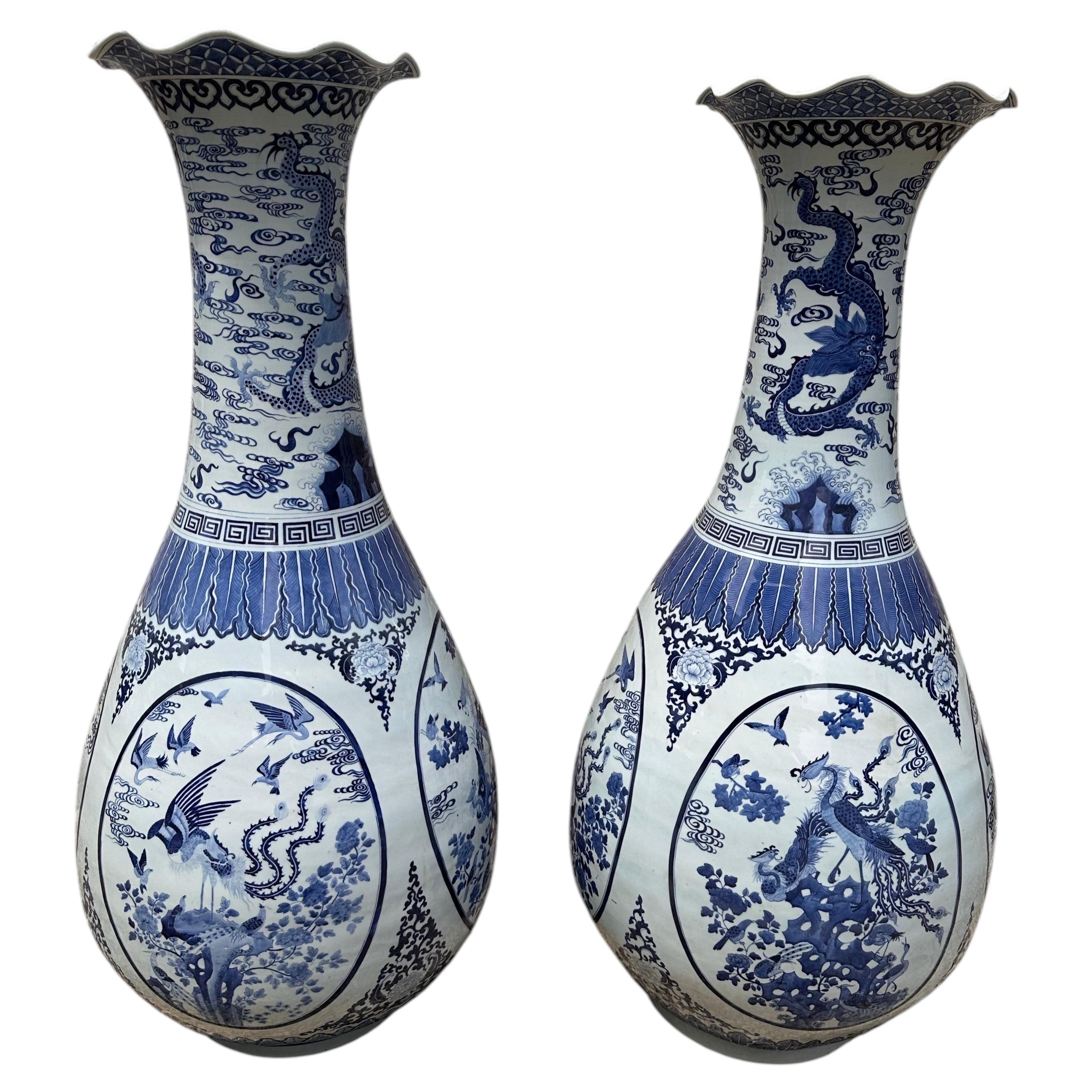 Grande paire de vases de palais chinois bleus et blancs en vente