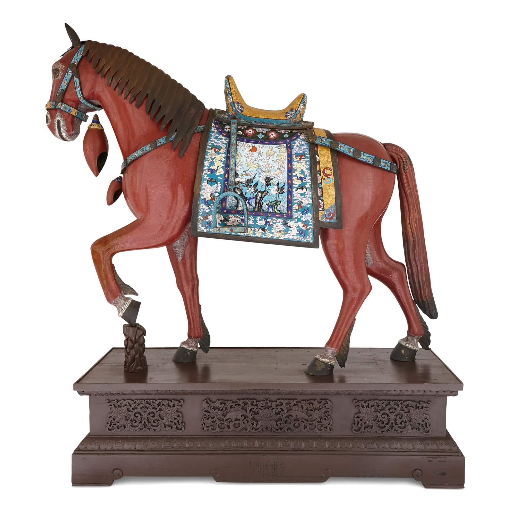 Großes Paar chinesischer Cloisonné-Emaille-Pferdeskulpturen (Geschnitzt) im Angebot