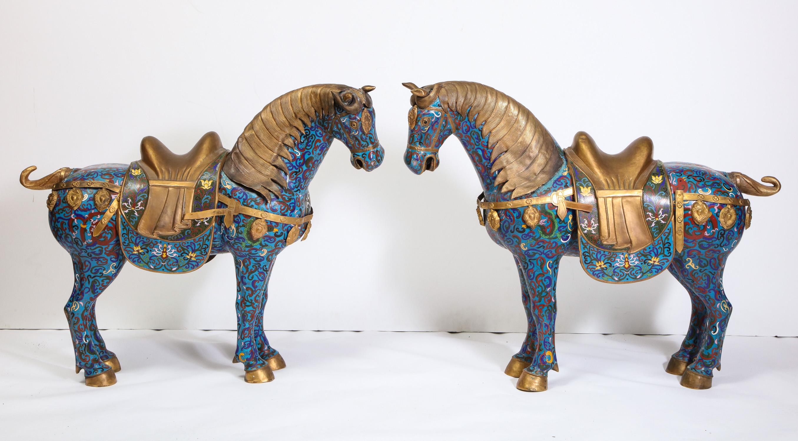 Large pair of Chinese cloisonné enamel horses, circa 1960.

Very decorative and very realistically modeled. Good quality enameling.

Good condition.

Measures: 28