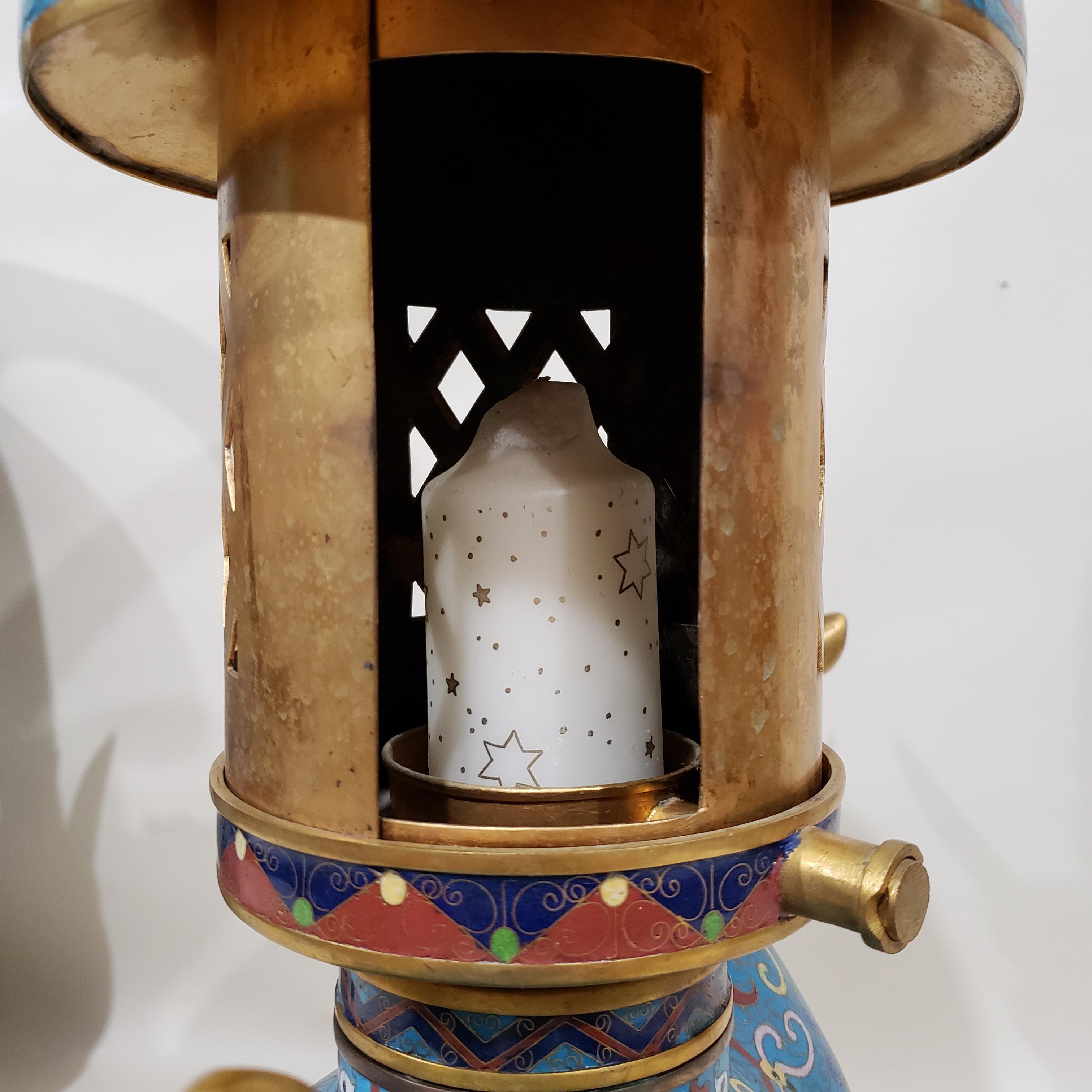20ième siècle Grande paire de lanternes chinoises en émail cloisonné en vente