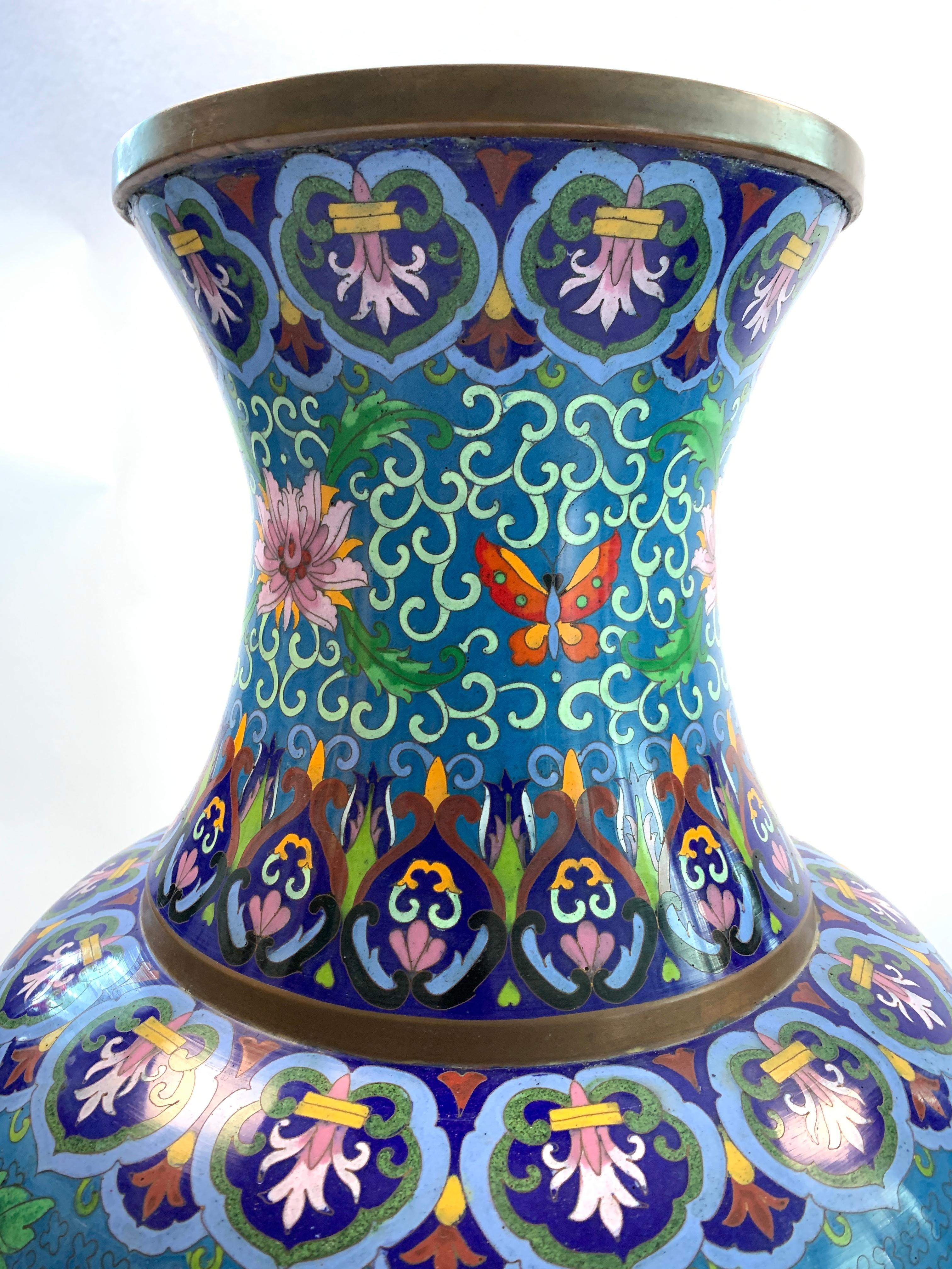 Großes Paar chinesischer Cloisonné-Emaille-Vasen (Chinesisch) im Angebot