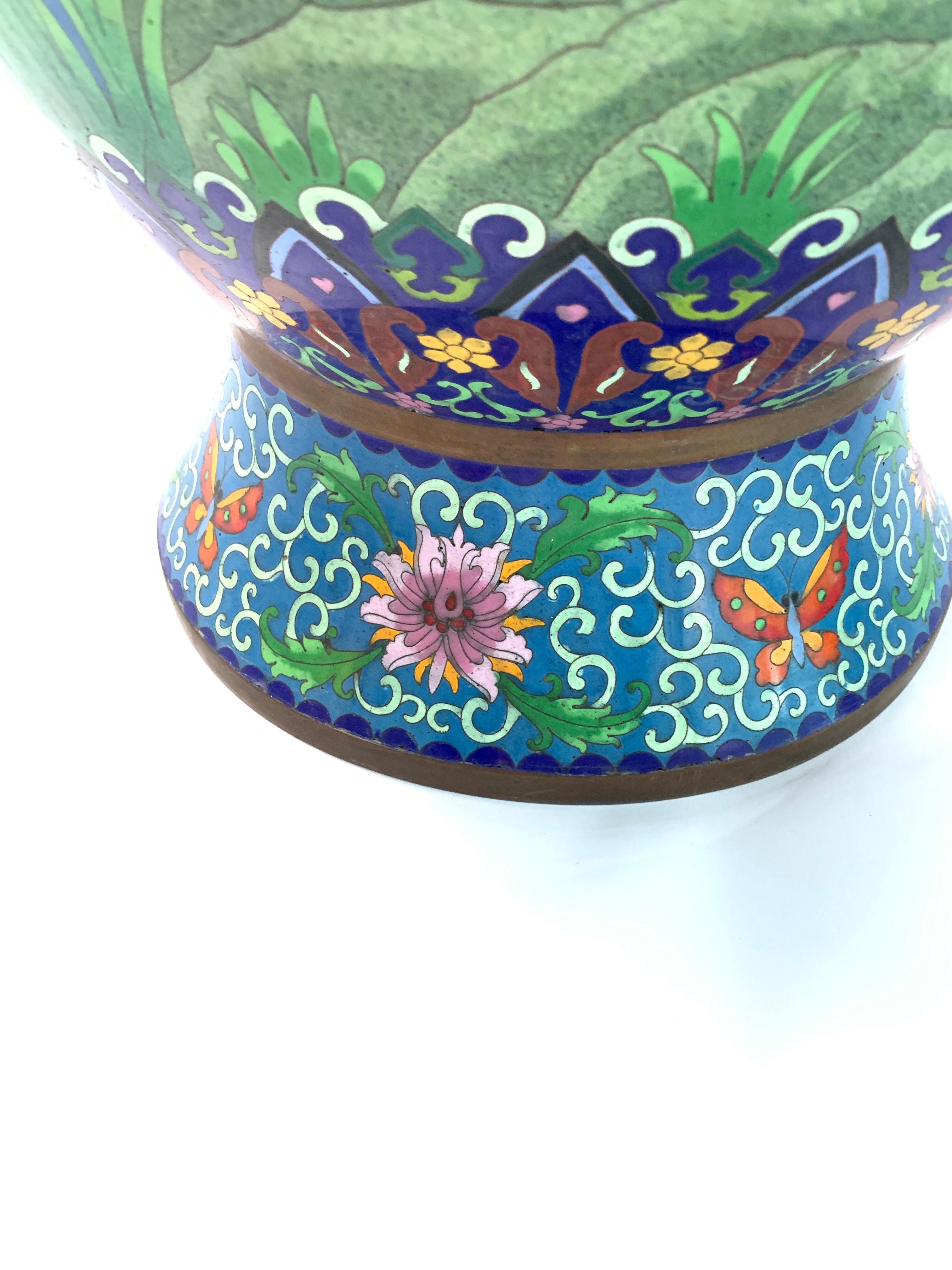 Großes Paar chinesischer Cloisonné-Emaille-Vasen im Zustand „Gut“ im Angebot in London, GB