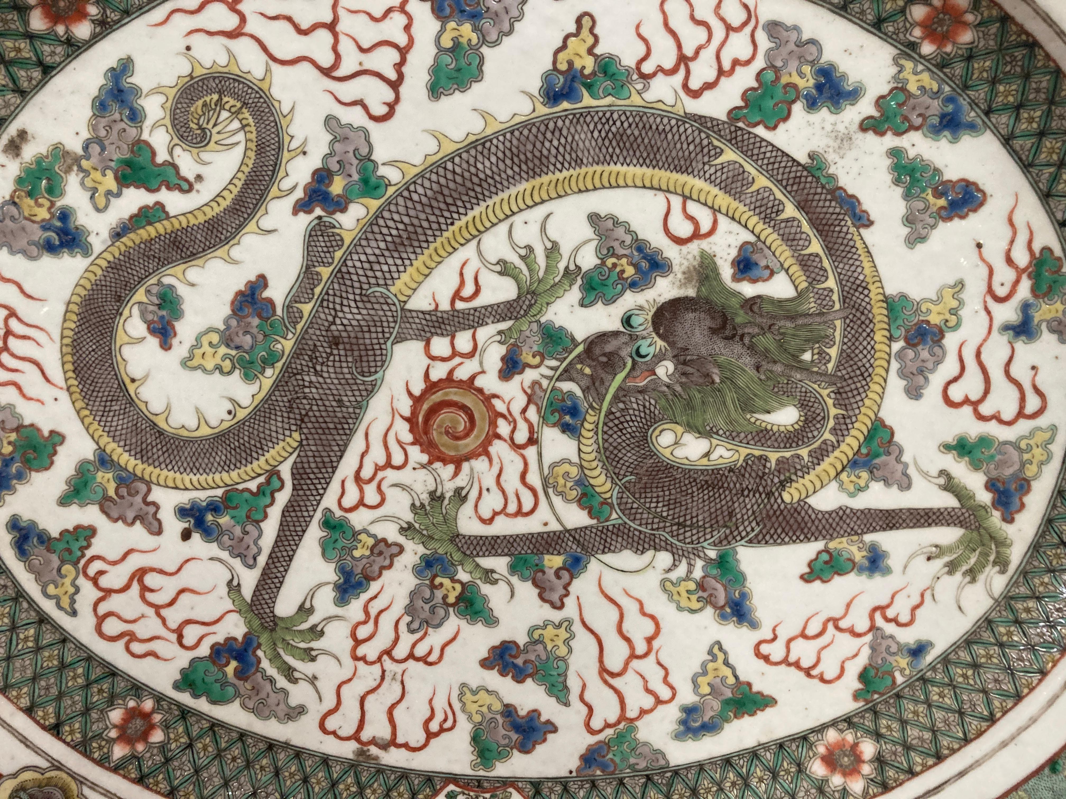 Fine pair of Chinese export famille verte platters depicting a dragon. These platters are fine quality without damages and date from the 1870s.