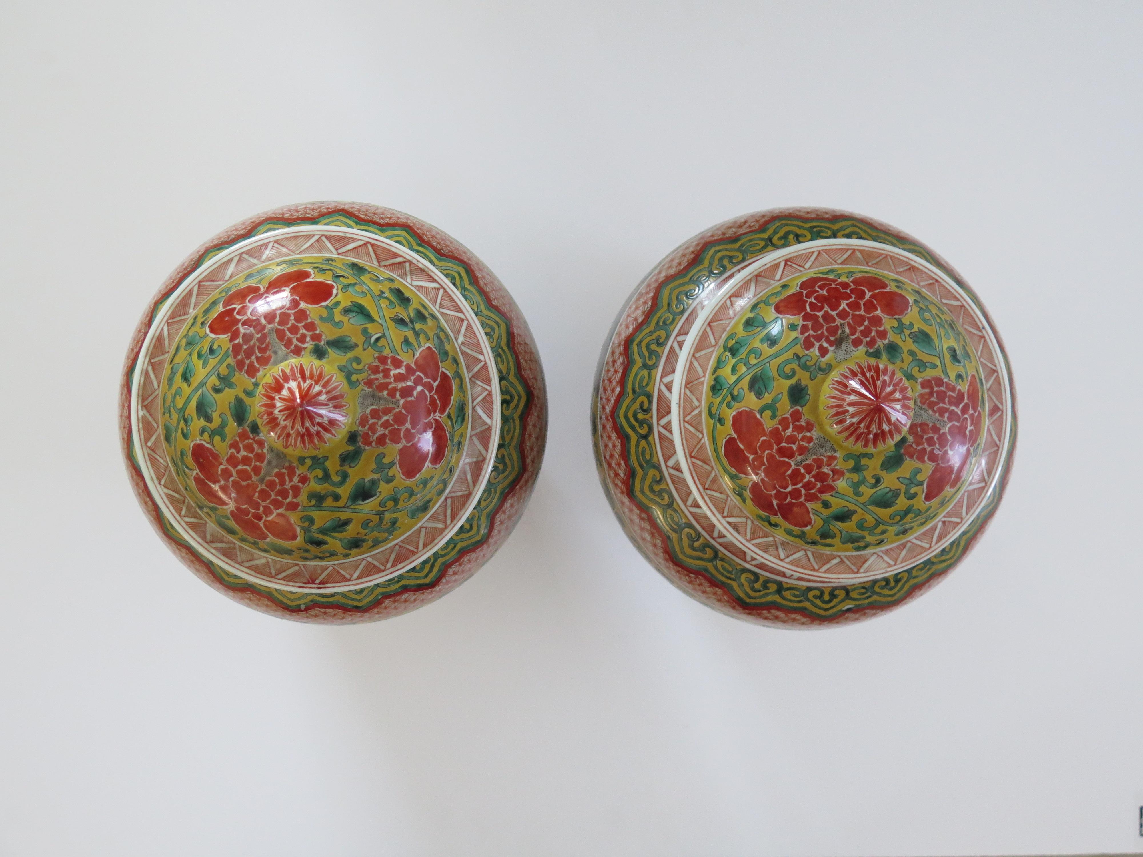 Grande COPPIA di vasi cinesi con coperchio in porcellana policroma molto decorativi, 1915 ca. 2