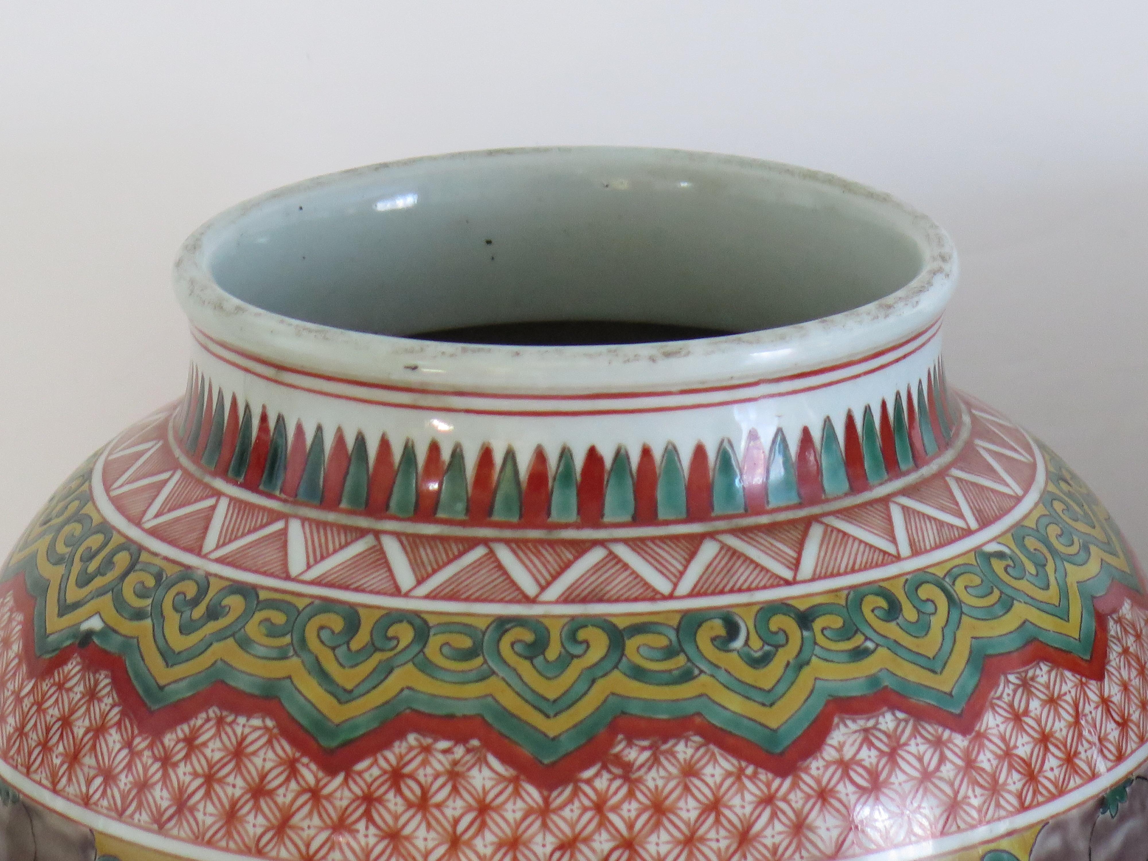Grande COPPIA di vasi cinesi con coperchio in porcellana policroma molto decorativi, 1915 ca. 4
