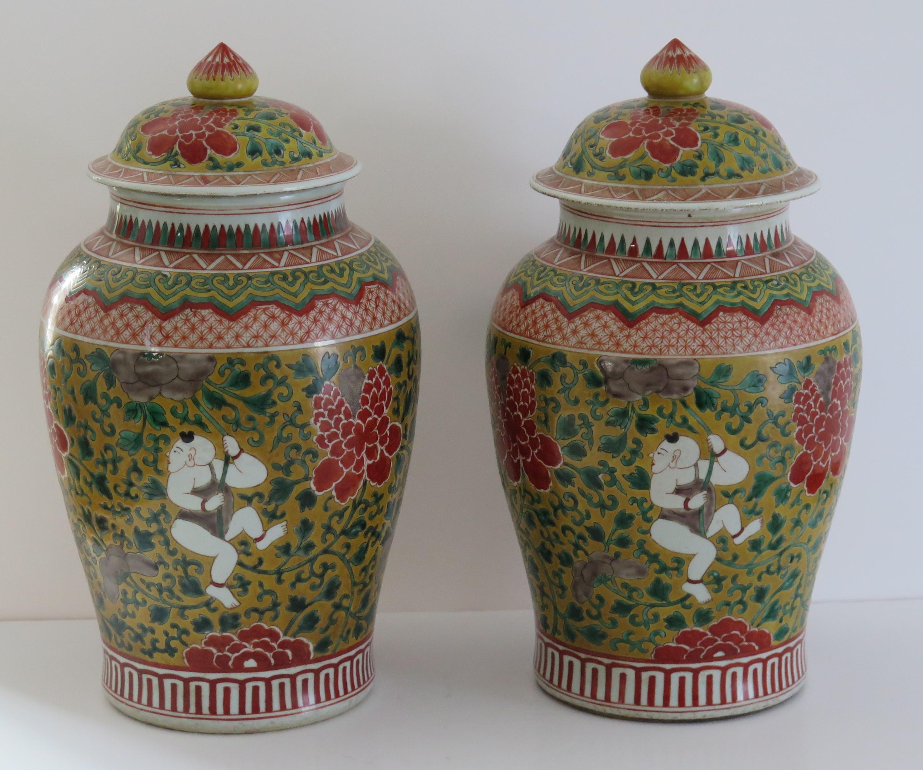 Qing Grande COPPIA di vasi cinesi con coperchio in porcellana policroma molto decorativi, 1915 ca.