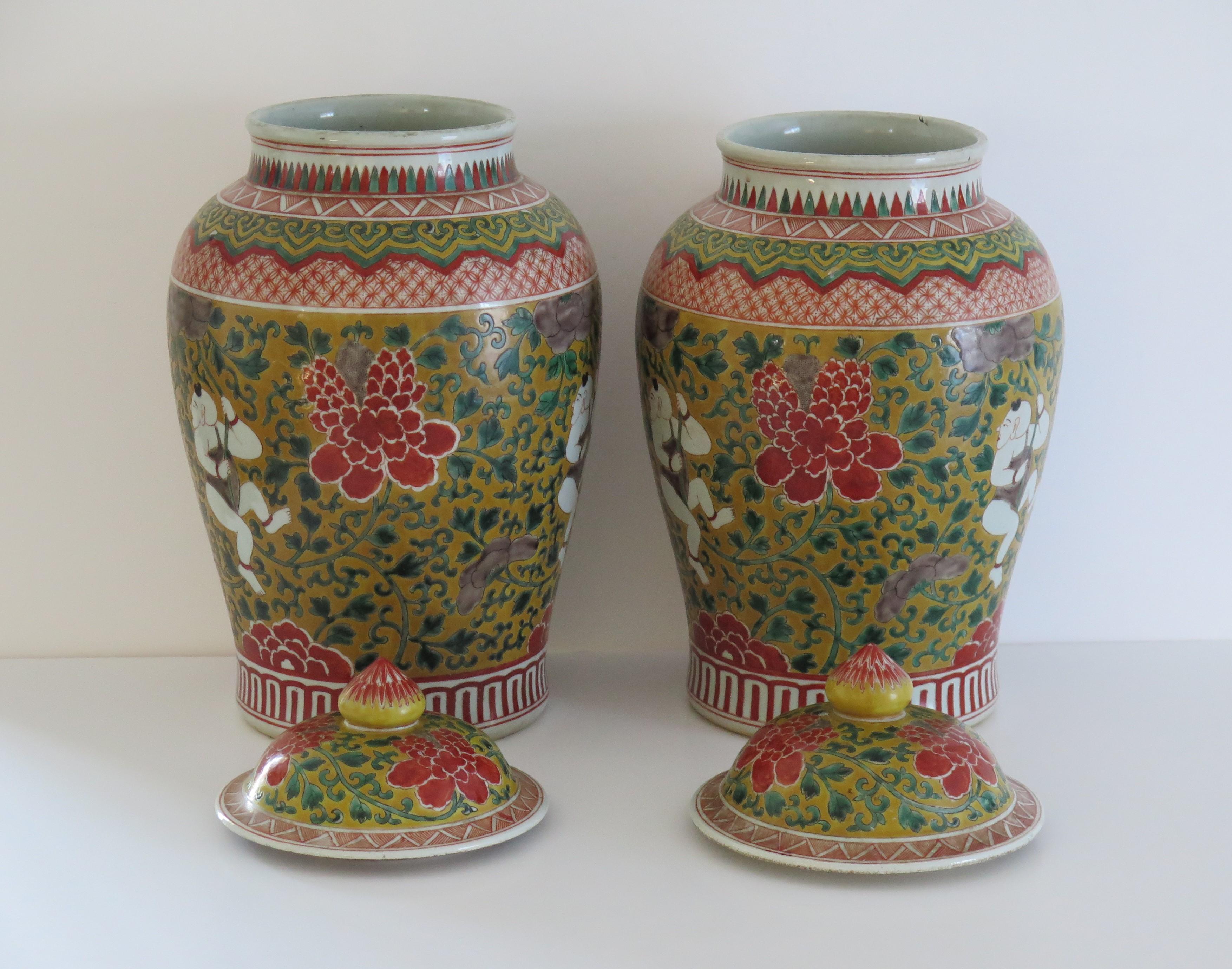Cinese Grande COPPIA di vasi cinesi con coperchio in porcellana policroma molto decorativi, 1915 ca.