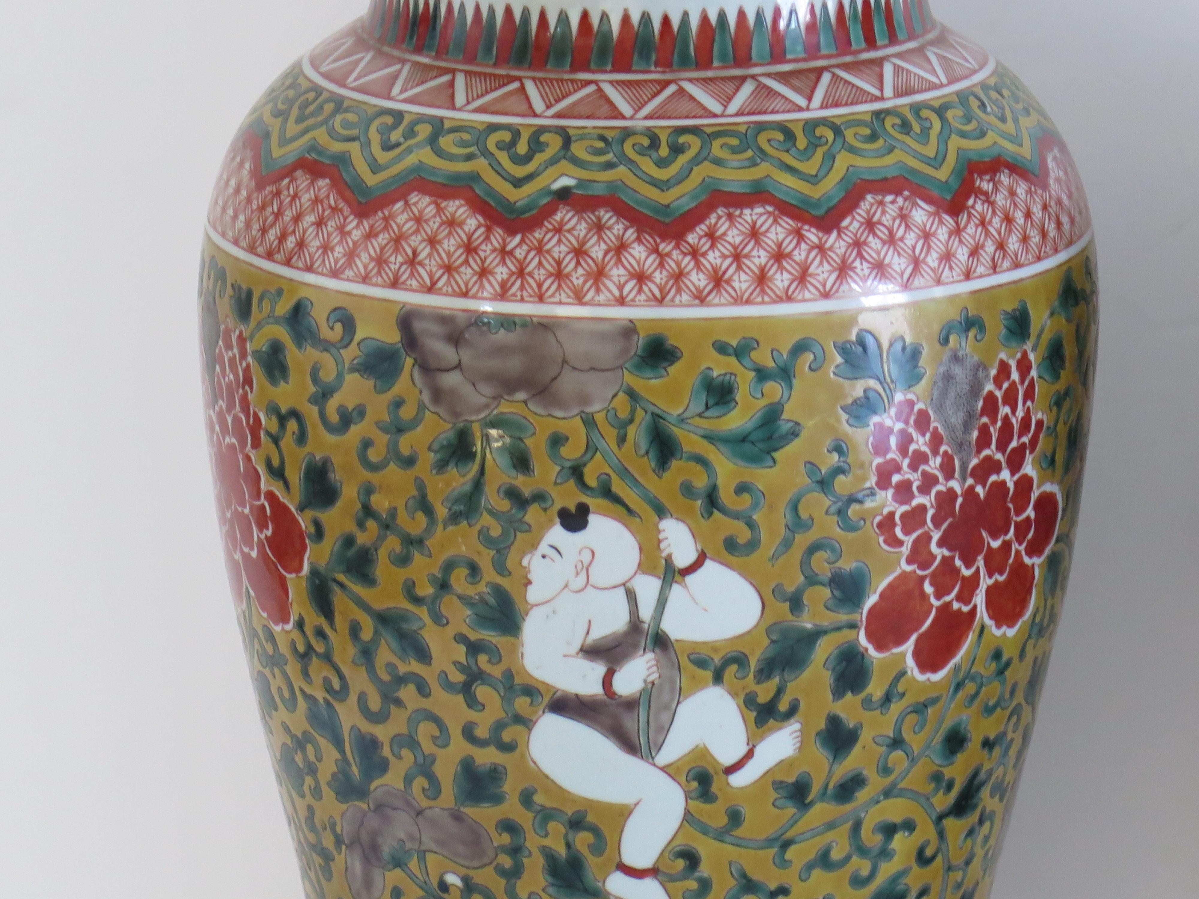 Grande COPPIA di vasi cinesi con coperchio in porcellana policroma molto decorativi, 1915 ca. In condizioni buone a Lincoln, Lincolnshire