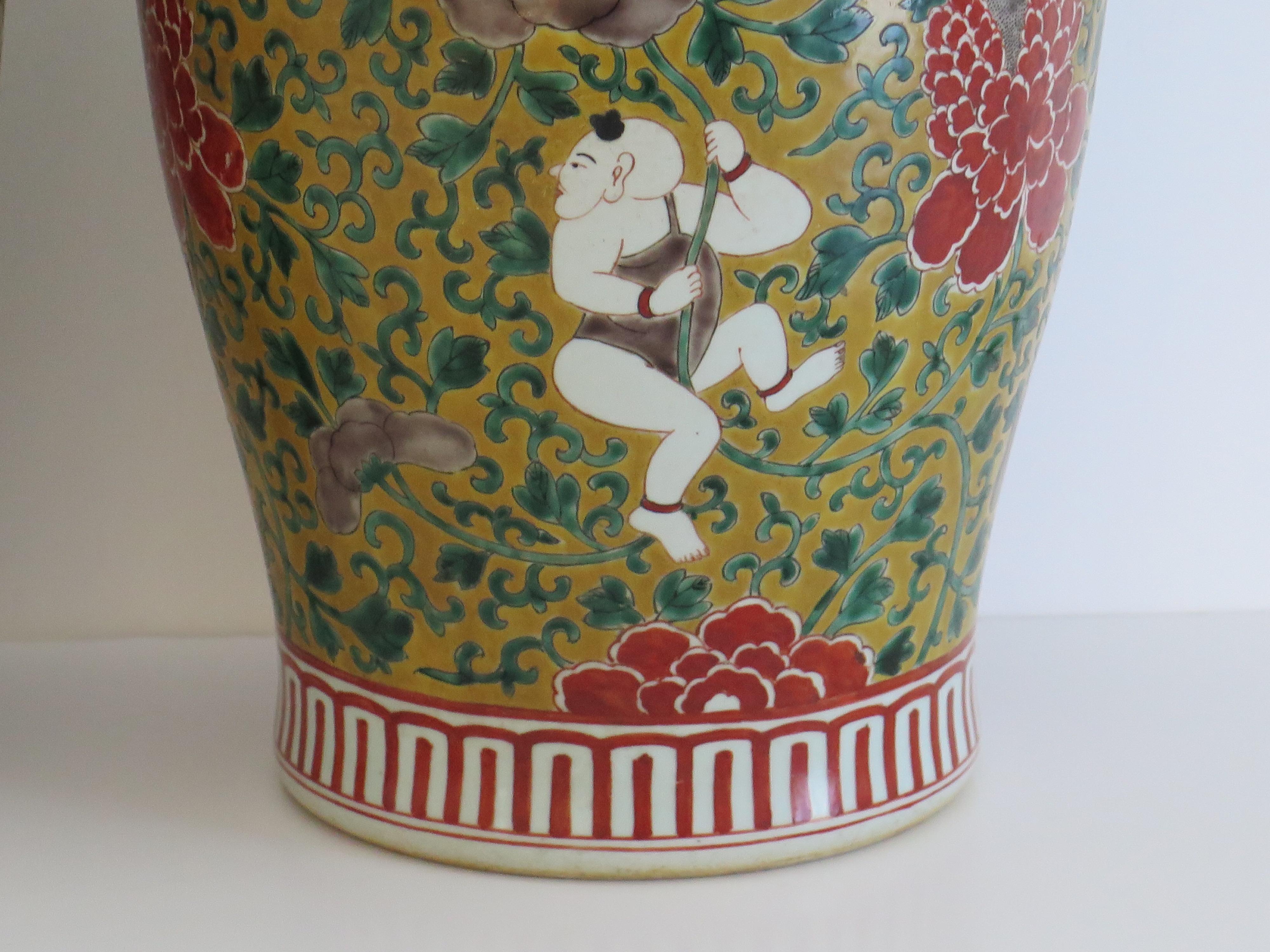 XX secolo Grande COPPIA di vasi cinesi con coperchio in porcellana policroma molto decorativi, 1915 ca.