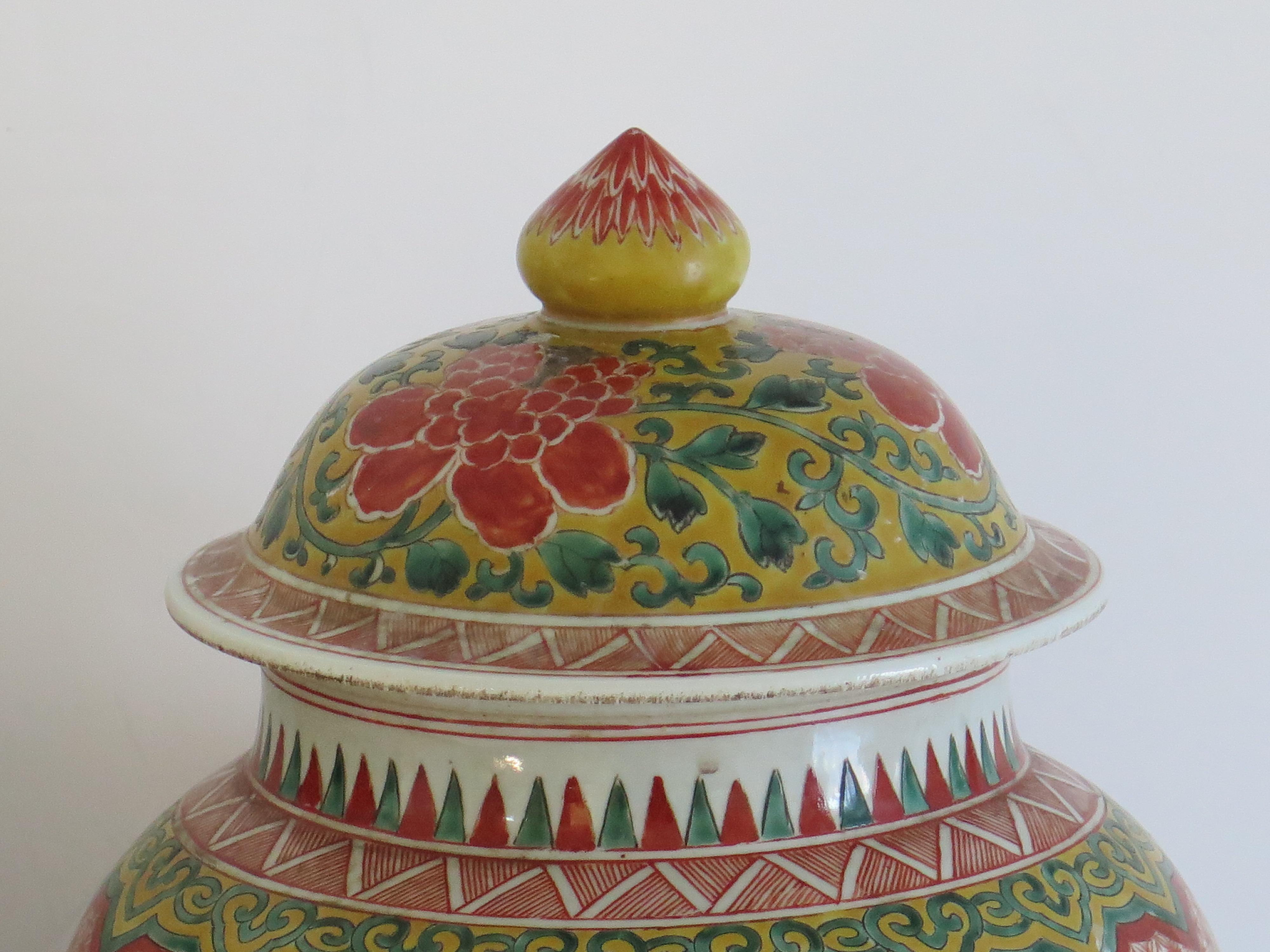 Grande COPPIA di vasi cinesi con coperchio in porcellana policroma molto decorativi, 1915 ca. 1