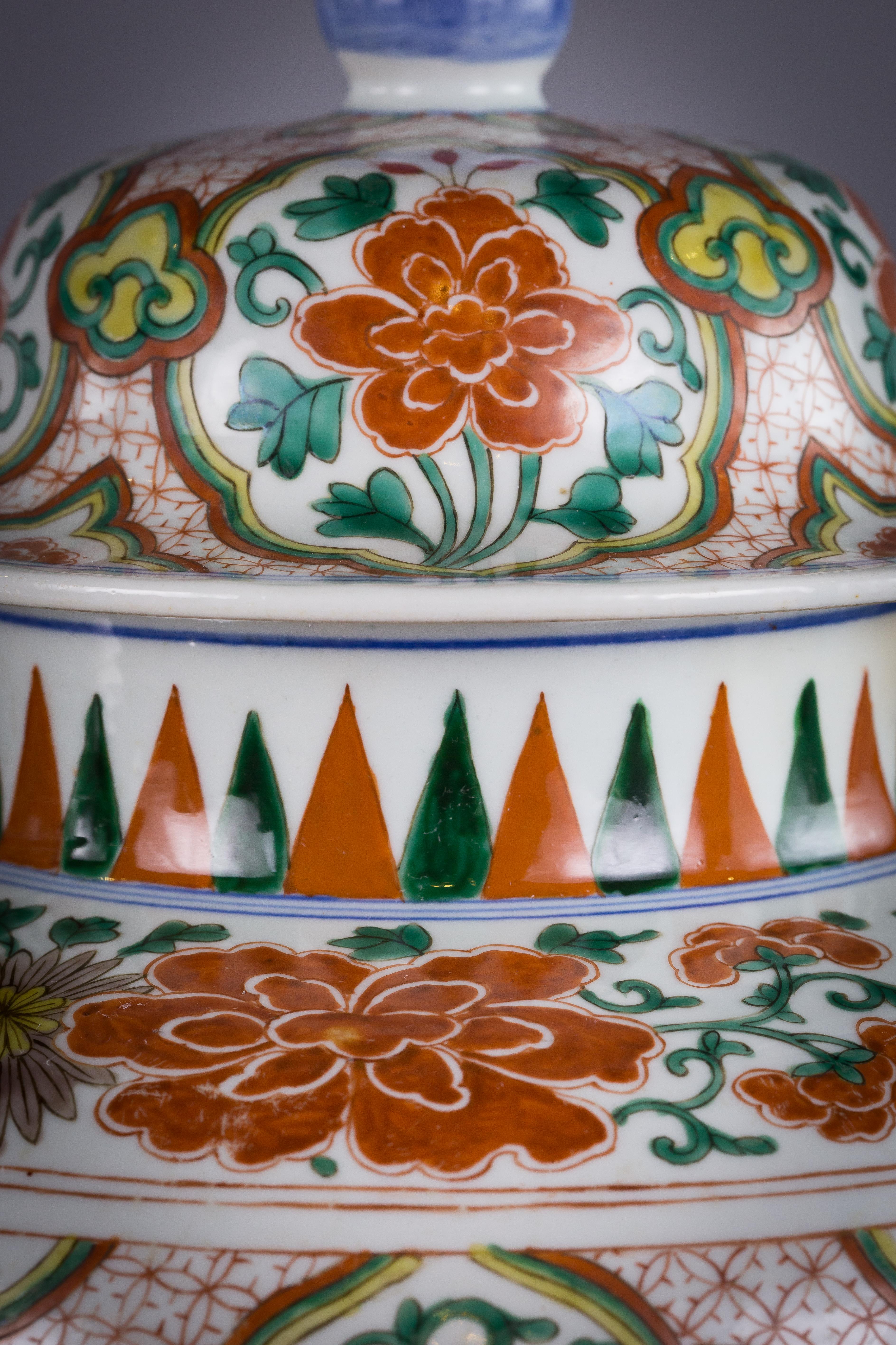 Grande paire de pots couverts en porcelaine de Chine, vers 1880 Bon état - En vente à New York, NY