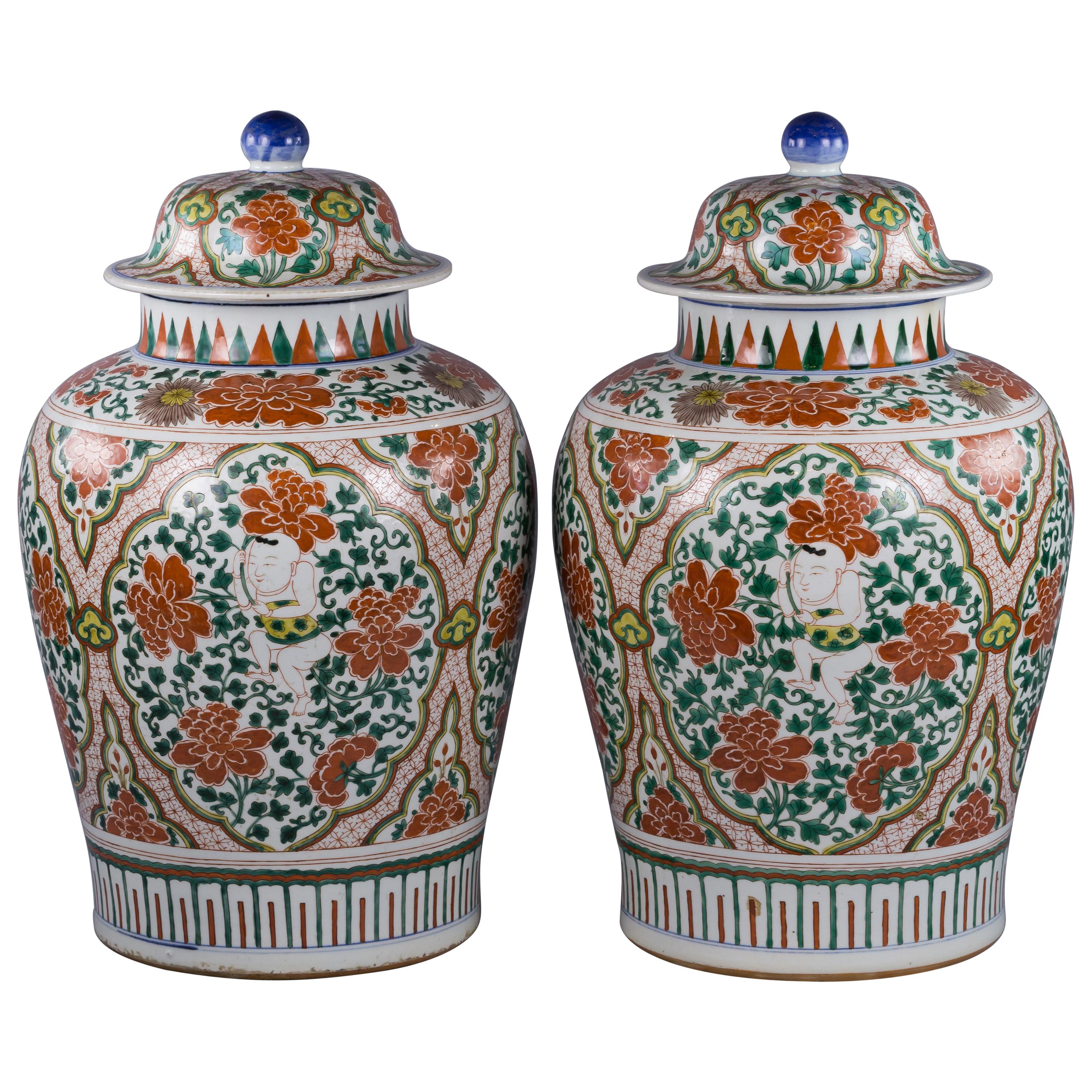 Großes Paar chinesischer Porzellan-Deckelgläser mit Deckel, um 1880