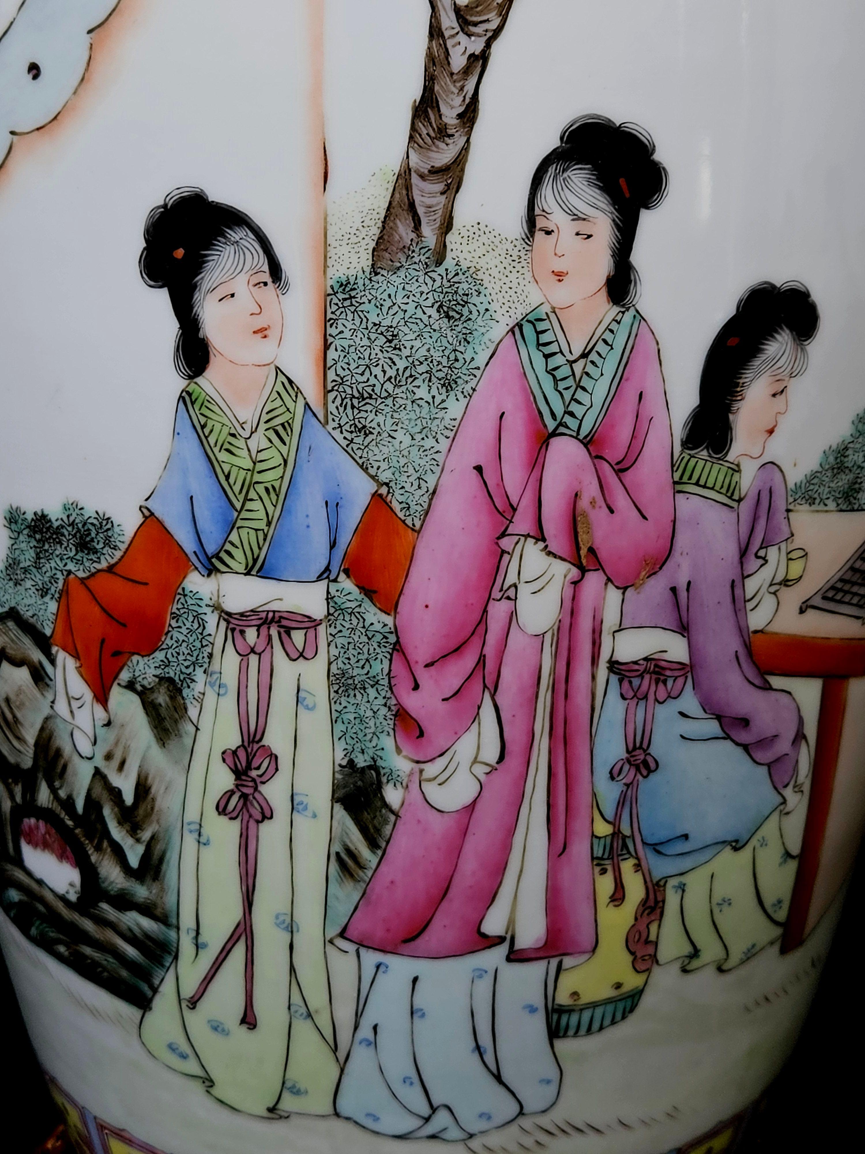 Großes Paar chinesischer Famille-Rosenvasen aus Porzellan in verspiegelten Bildern, markiert im Zustand „Hervorragend“ im Angebot in Norton, MA