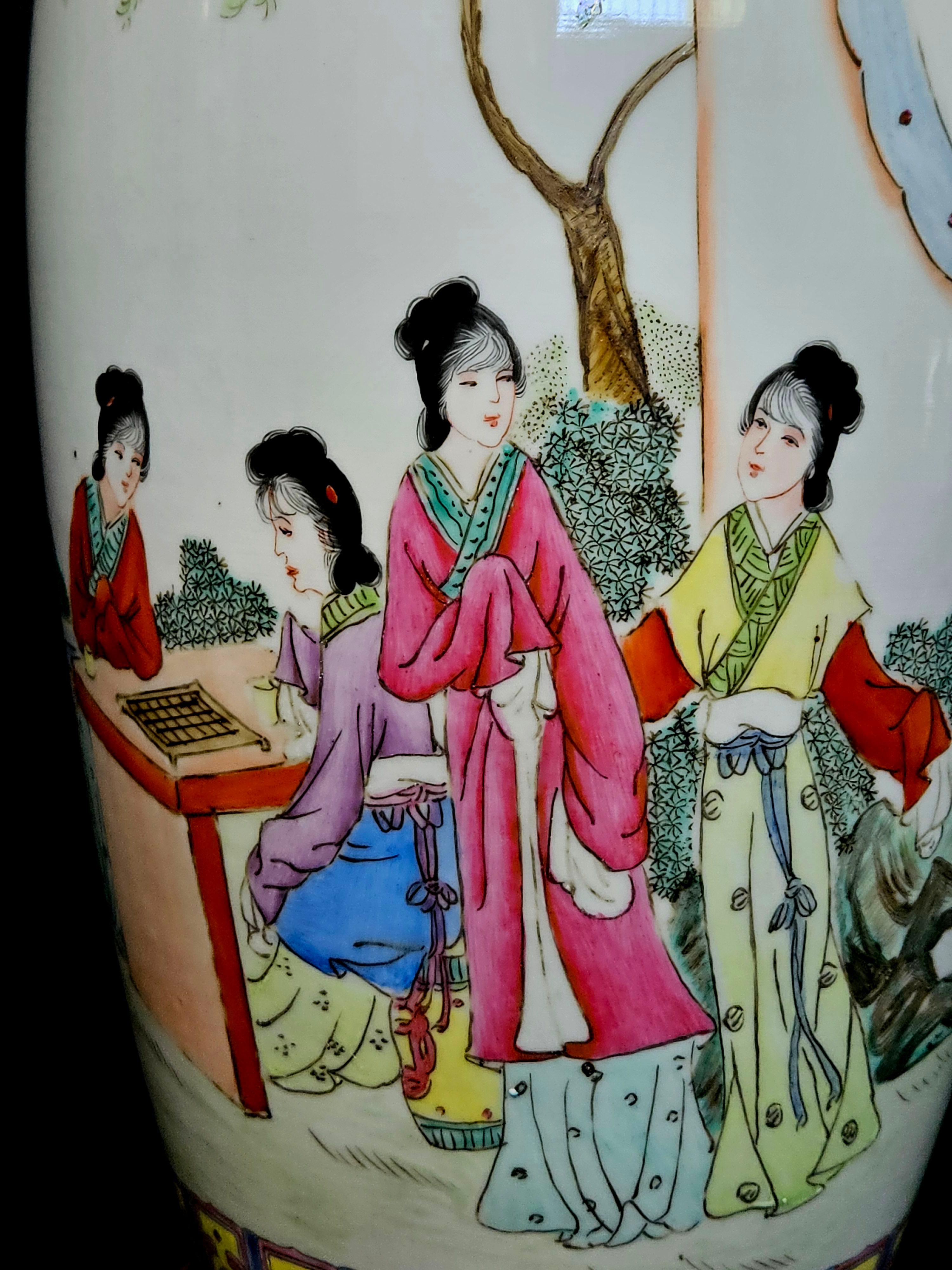 Großes Paar chinesischer Famille-Rosenvasen aus Porzellan in verspiegelten Bildern, markiert (Mitte des 20. Jahrhunderts) im Angebot