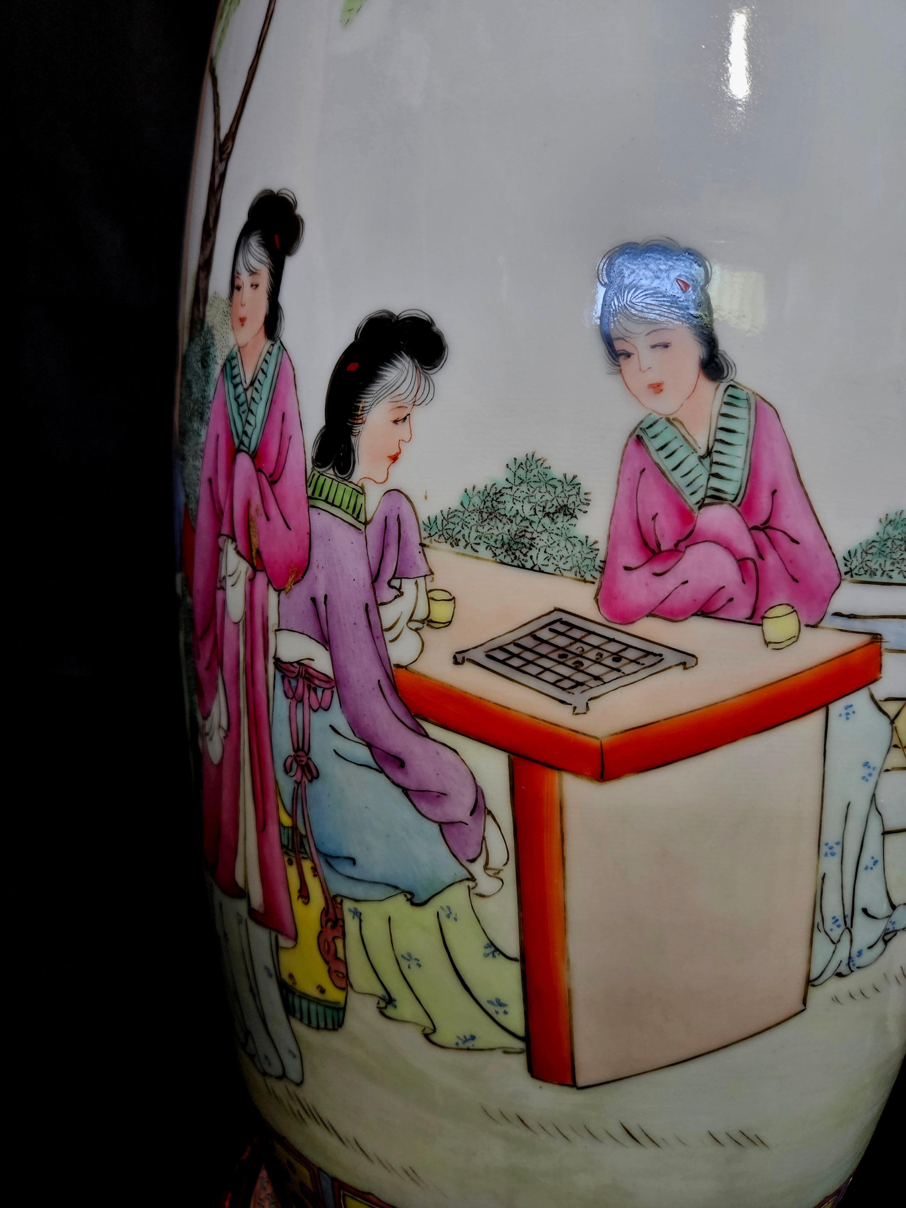 Großes Paar chinesischer Famille-Rosenvasen aus Porzellan in verspiegelten Bildern, markiert im Angebot 2