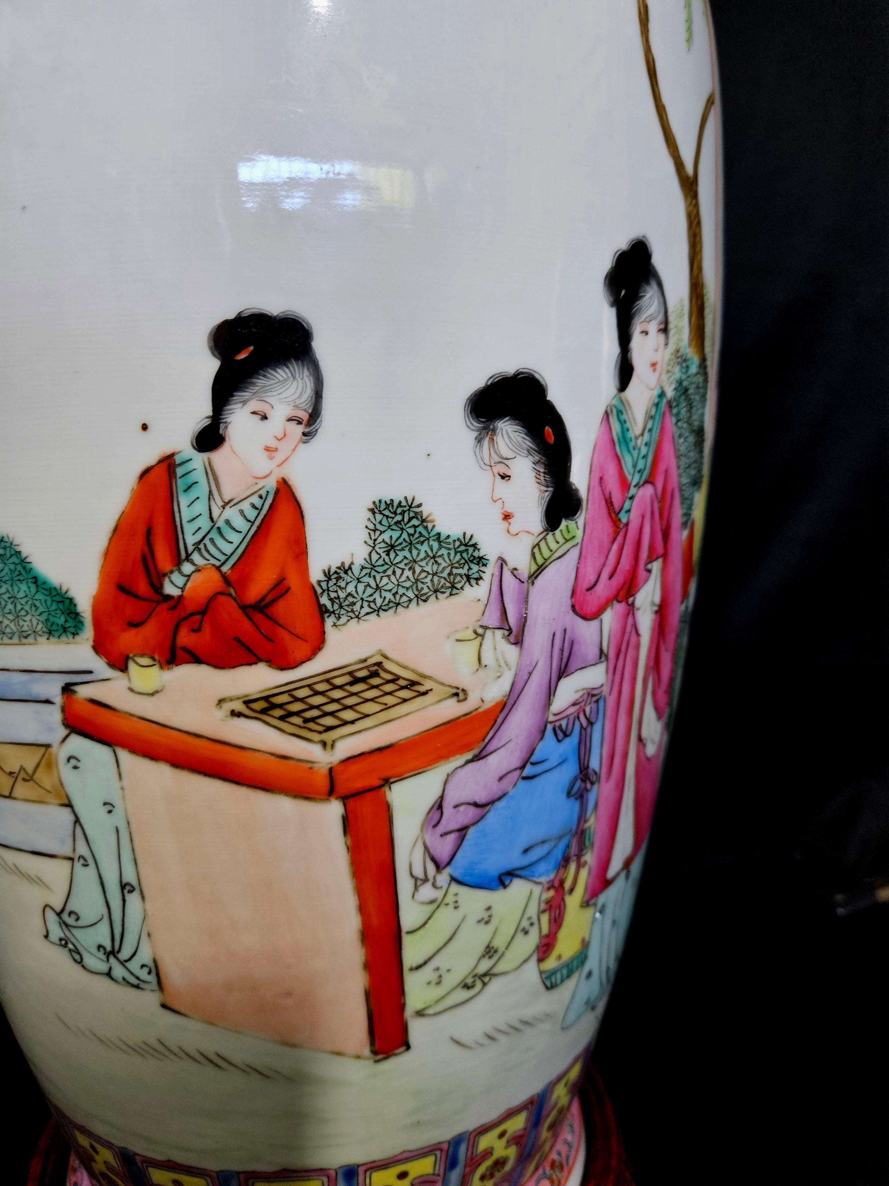 Großes Paar chinesischer Famille-Rosenvasen aus Porzellan in verspiegelten Bildern, markiert im Angebot 3