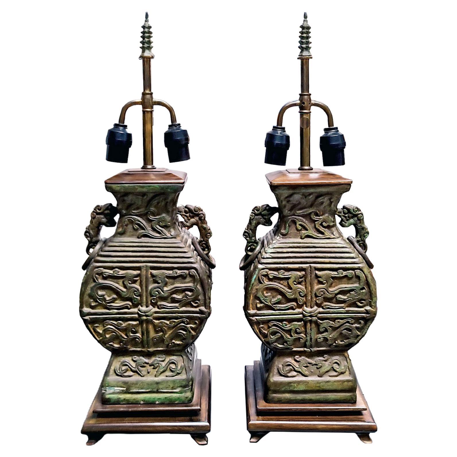 Grande paire de lampes de bureau chinoises en bronze vert-de-gris en vente