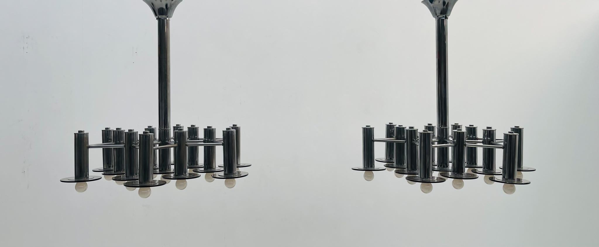 Coppia di lampadari Chrome di grandi dimensioni con vetro fumé in vendita 3
