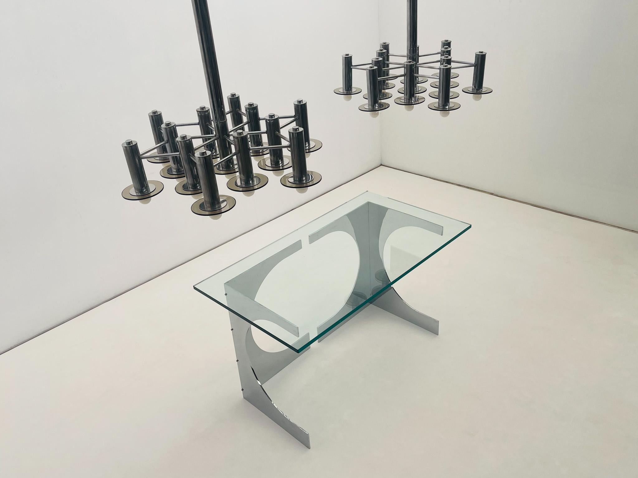 Coppia di lampadari Chrome di grandi dimensioni con vetro fumé in vendita 5