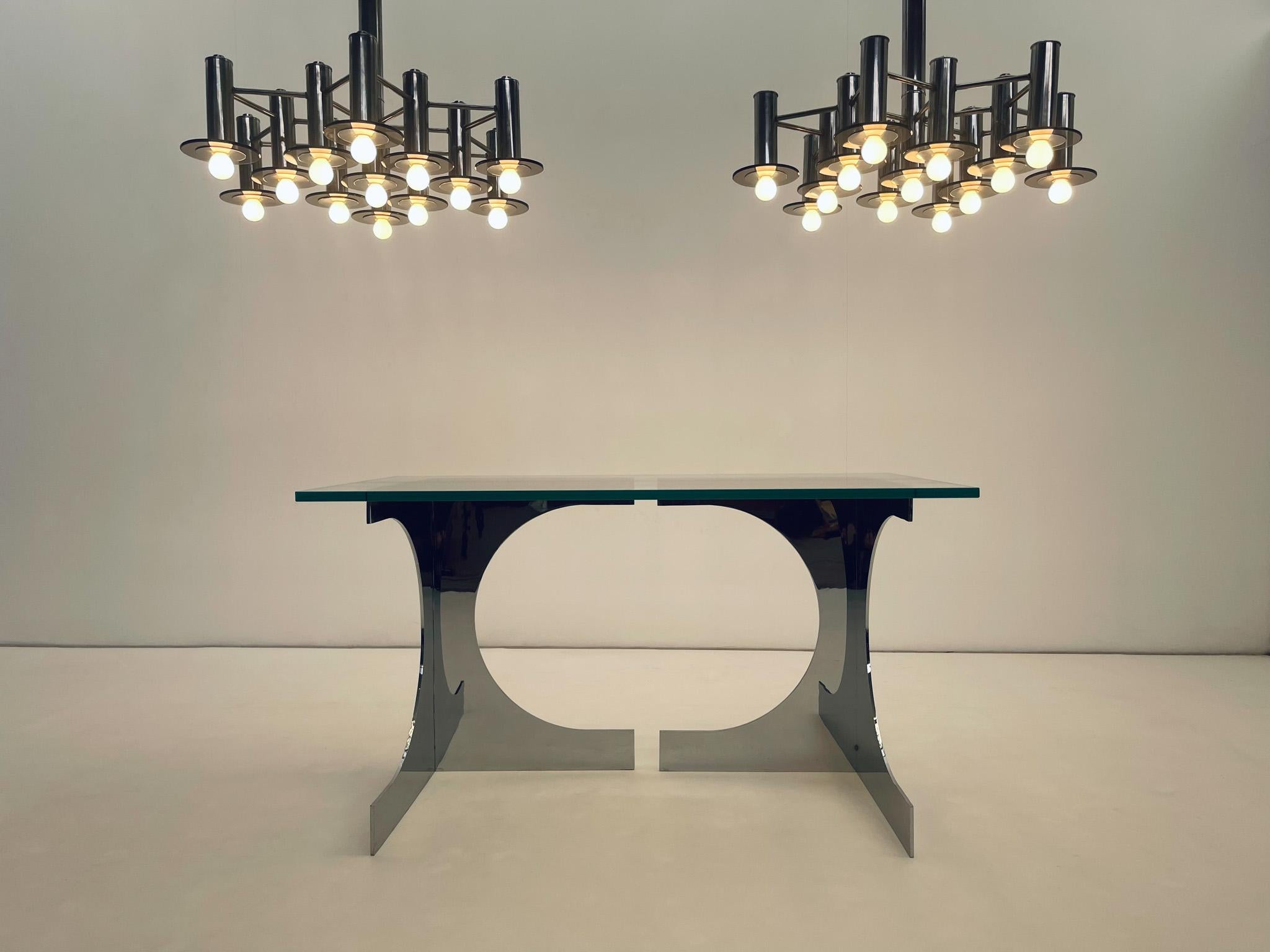 Coppia di lampadari Chrome di grandi dimensioni con vetro fumé in vendita 6