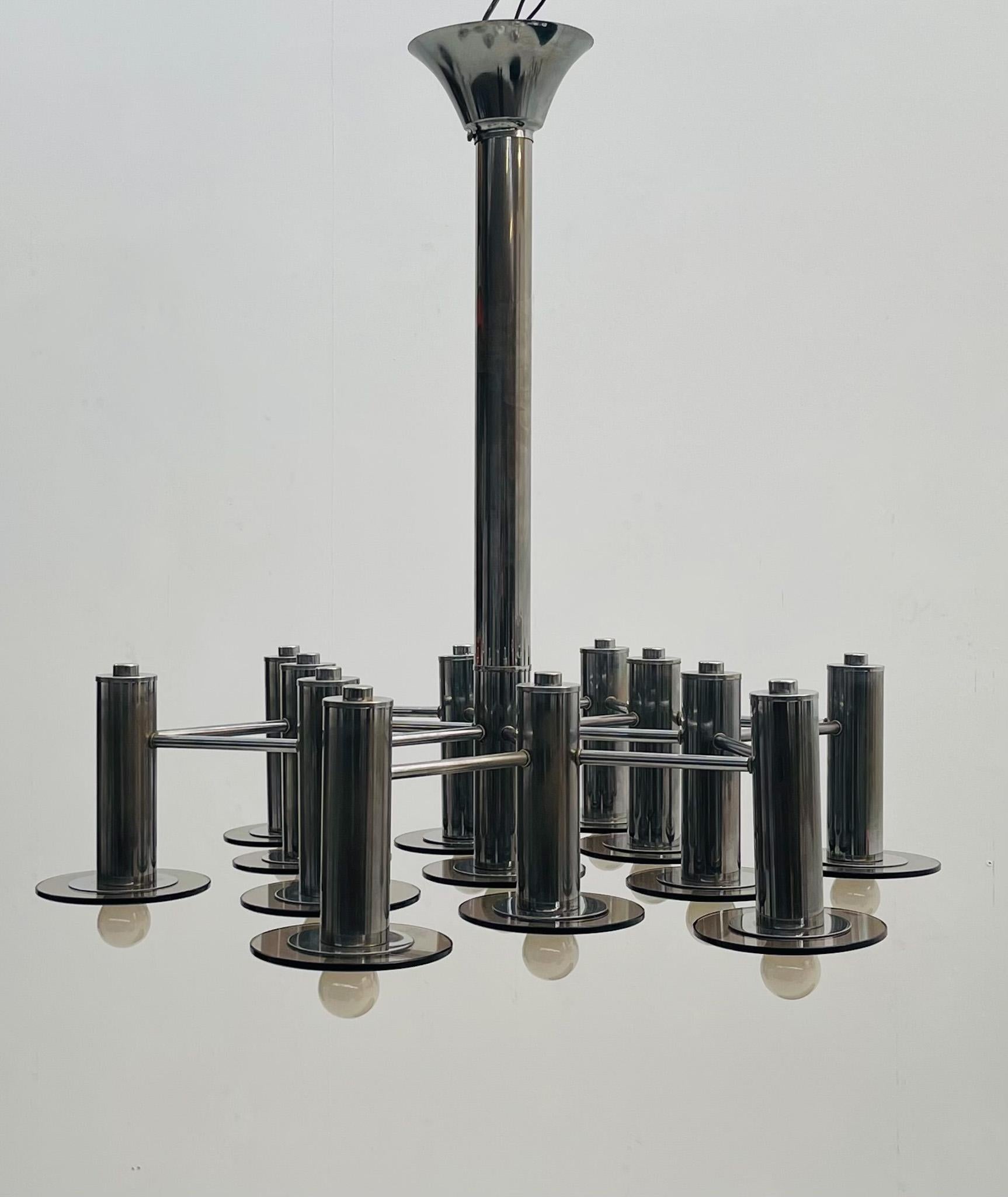 Mid-Century moderno Coppia di lampadari Chrome di grandi dimensioni con vetro fumé in vendita