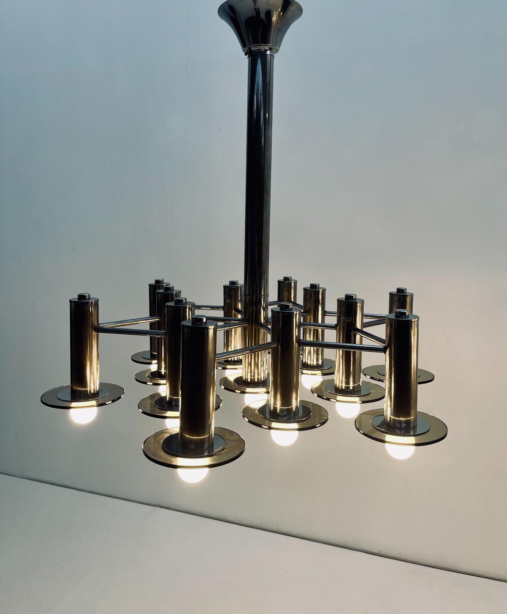 Italiano Coppia di lampadari Chrome di grandi dimensioni con vetro fumé in vendita