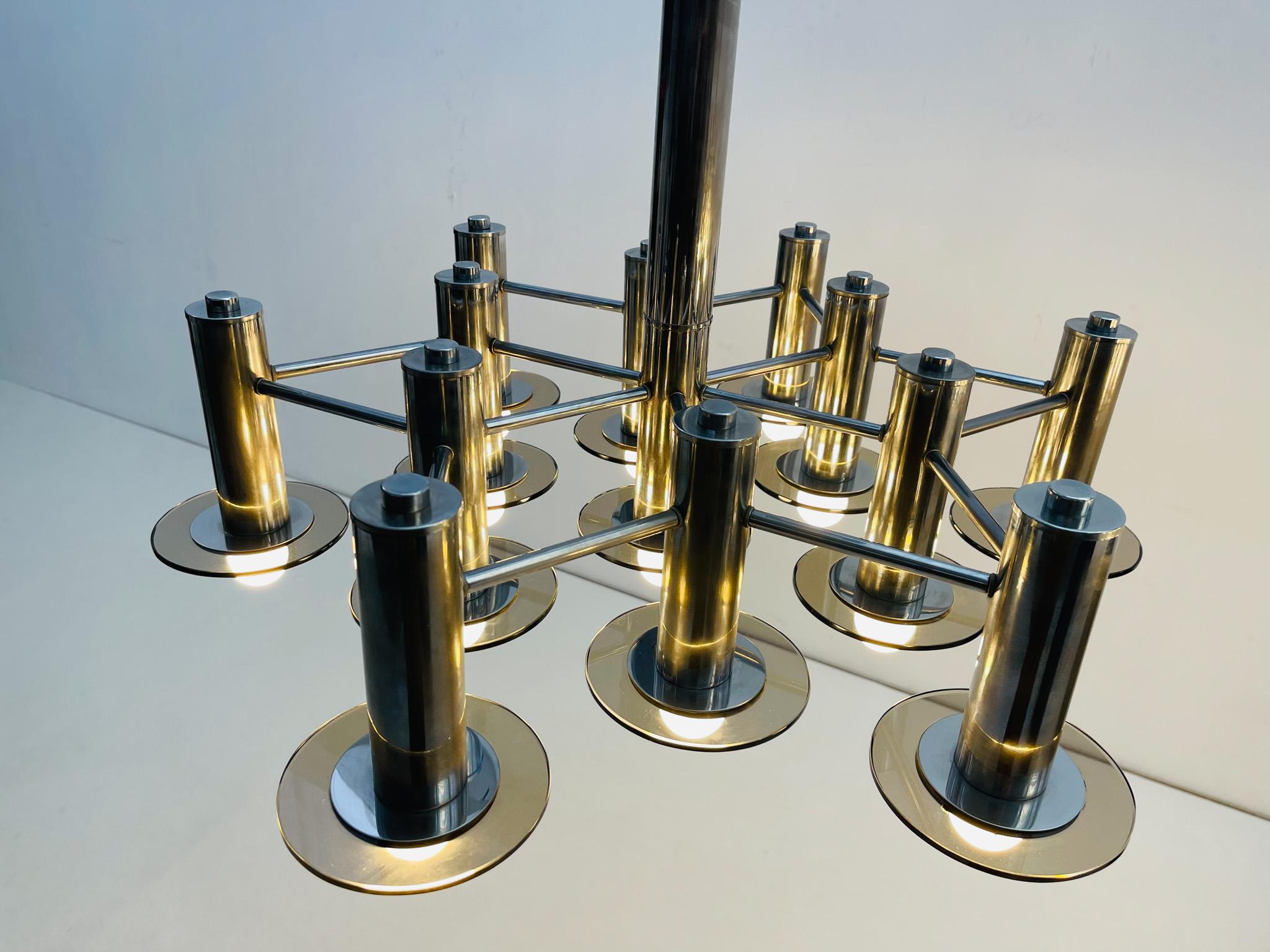 Fine XX secolo Coppia di lampadari Chrome di grandi dimensioni con vetro fumé in vendita