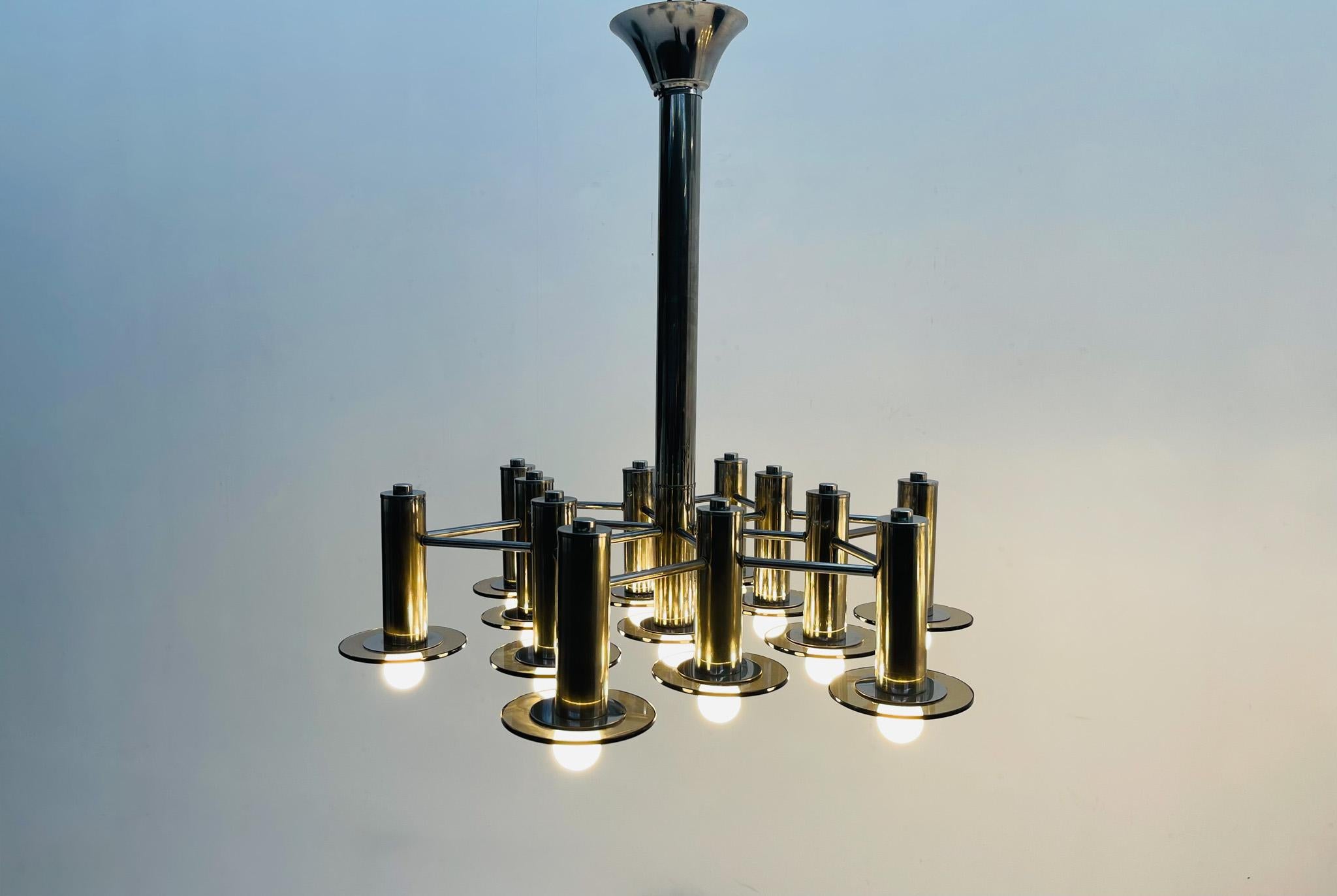 Coppia di lampadari Chrome di grandi dimensioni con vetro fumé in vendita 1