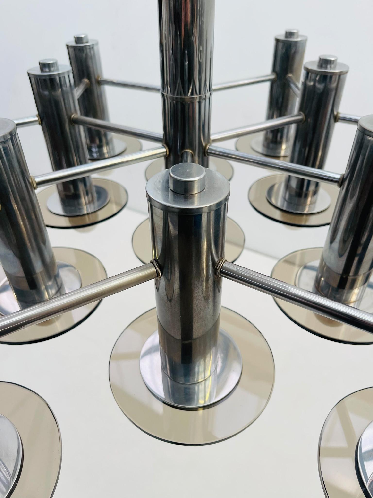 Coppia di lampadari Chrome di grandi dimensioni con vetro fumé in vendita 2
