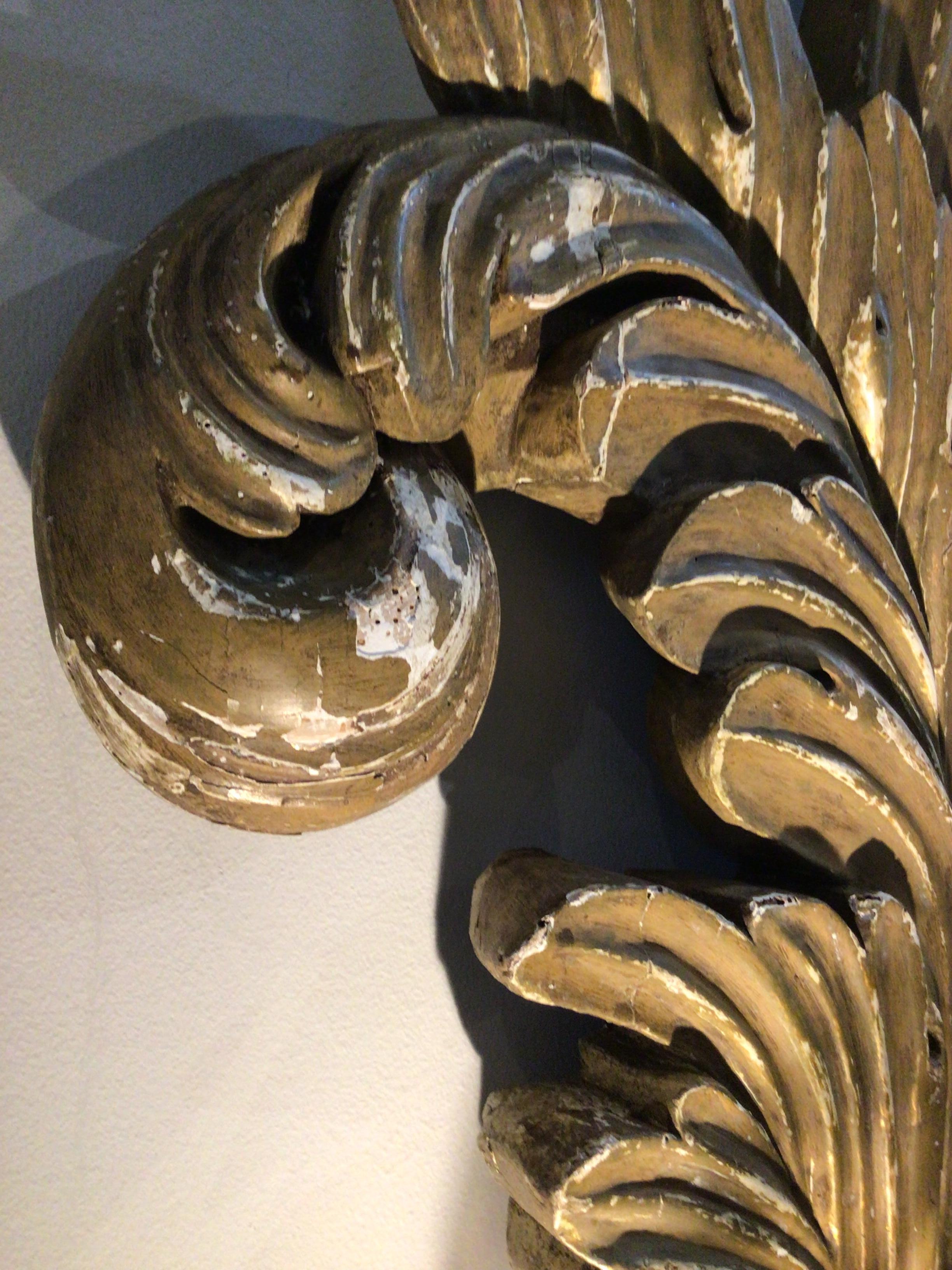 Grande paire de sculptures peintes baroques suédoises à volutes datant de la fin du XIXe siècle en vente 5