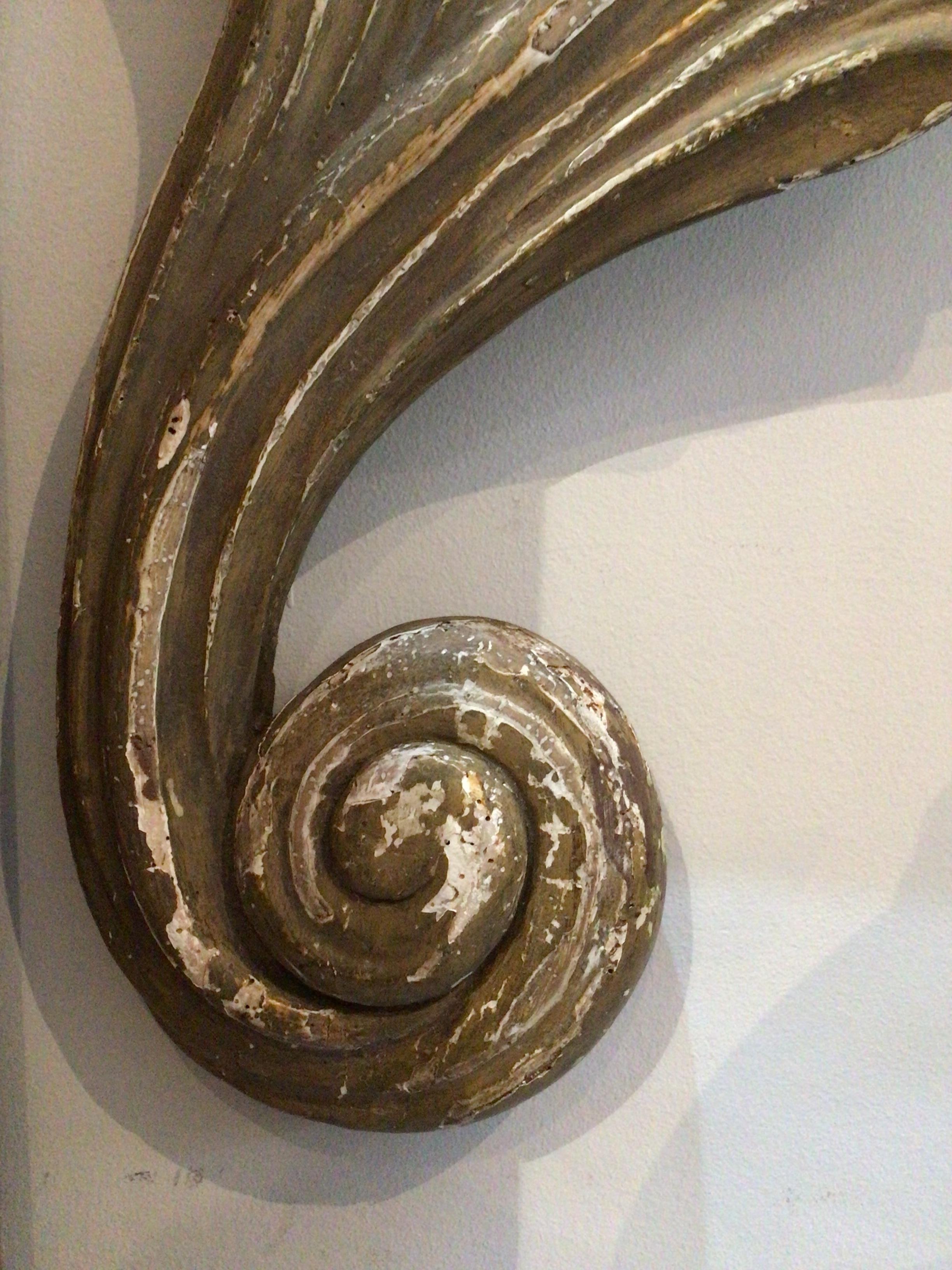 Grande paire de sculptures peintes baroques suédoises à volutes datant de la fin du XIXe siècle Bon état - En vente à London, GB