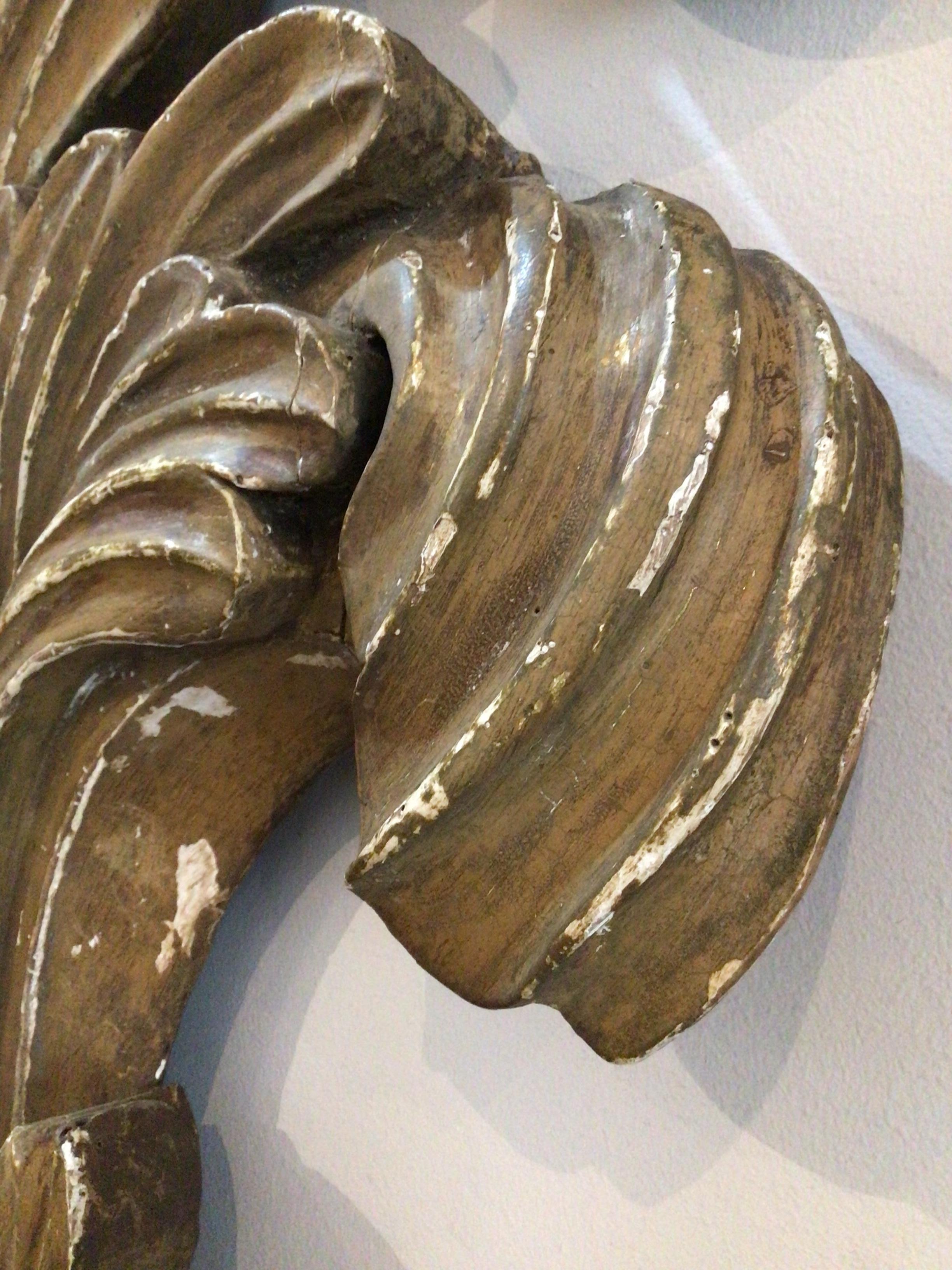 Chêne Grande paire de sculptures peintes baroques suédoises à volutes datant de la fin du XIXe siècle en vente