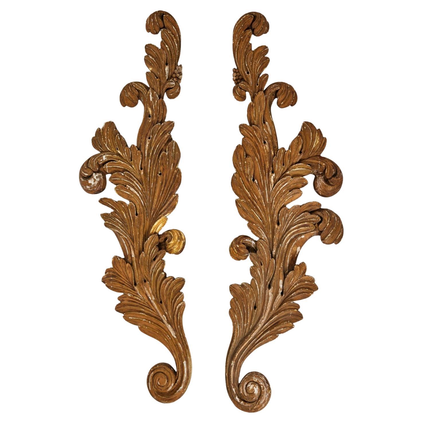 Grande coppia di sculture barocche svedesi dipinte a volute del XIX secolo circa