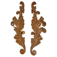 Grande coppia di sculture barocche svedesi dipinte a volute del XIX secolo circa