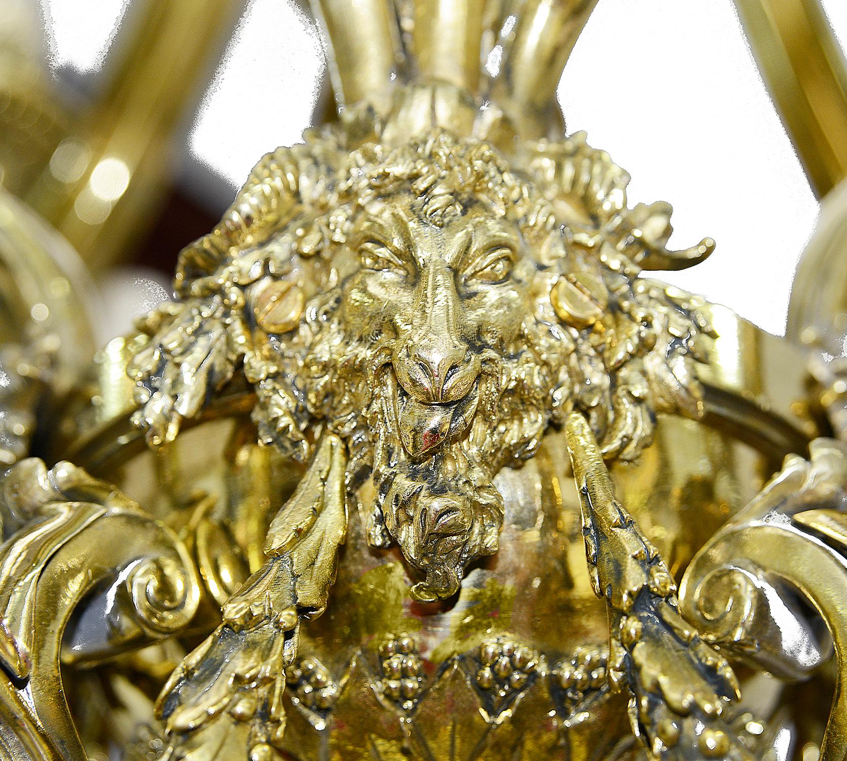 Bronze doré Grande paire de lustres classiques en bronze doré du 19e siècle en vente