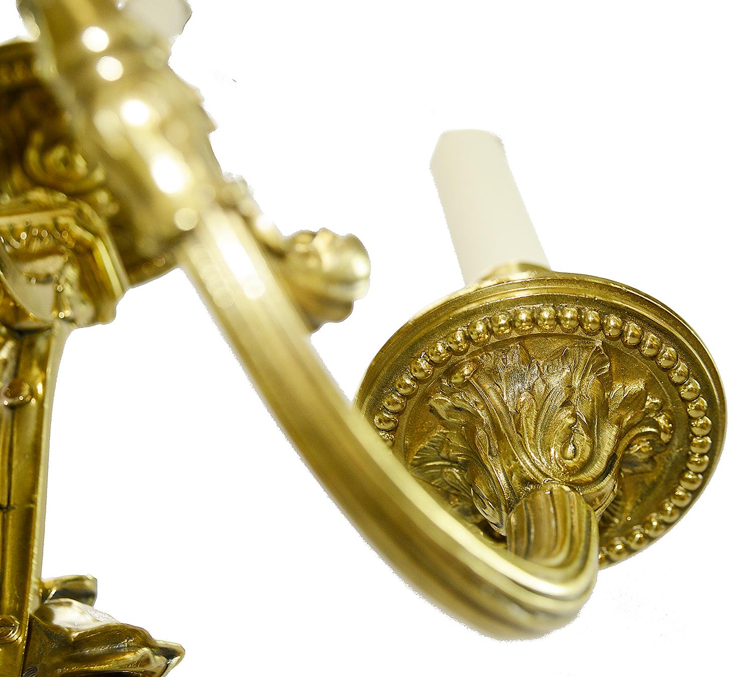 Grande coppia di lampadari classici in ormolu del XIX secolo in vendita 2