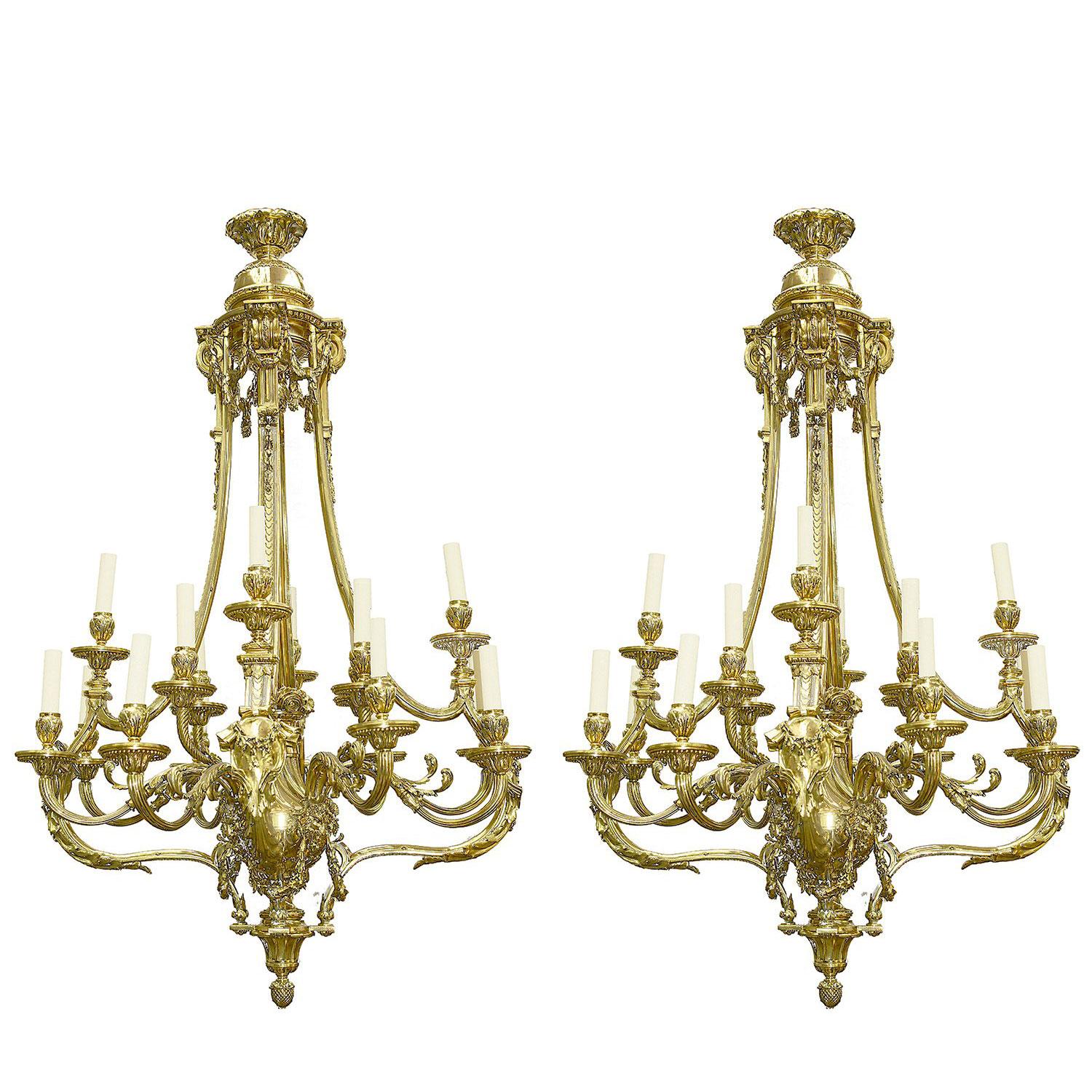 Grande paire de lustres classiques en bronze doré du 19e siècle en vente