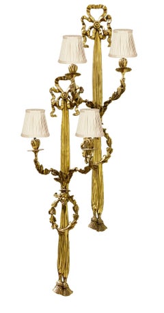 Grande paire d'appliques murales classiques à deux branches en bronze doré de style Louis XVI