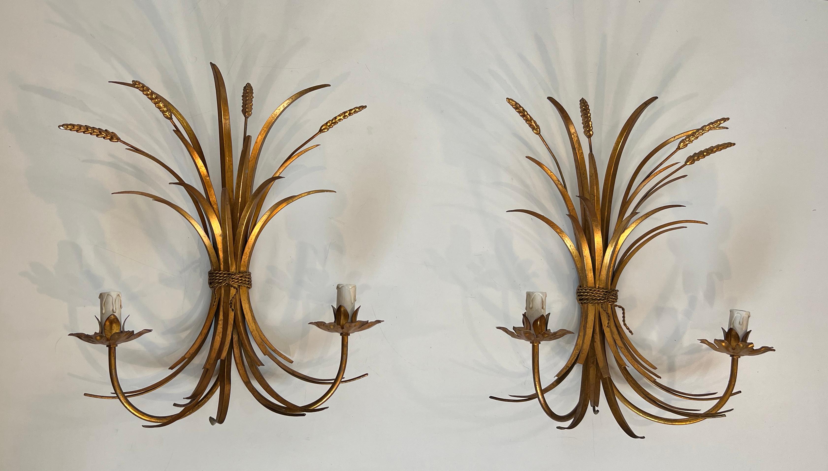 Este par de apliques de pared Coco Channel, muy bonitos y grandes, están fabricados con espigas de trigo de metal dorado . Se trata de una obra francesa. Alrededor de 1970