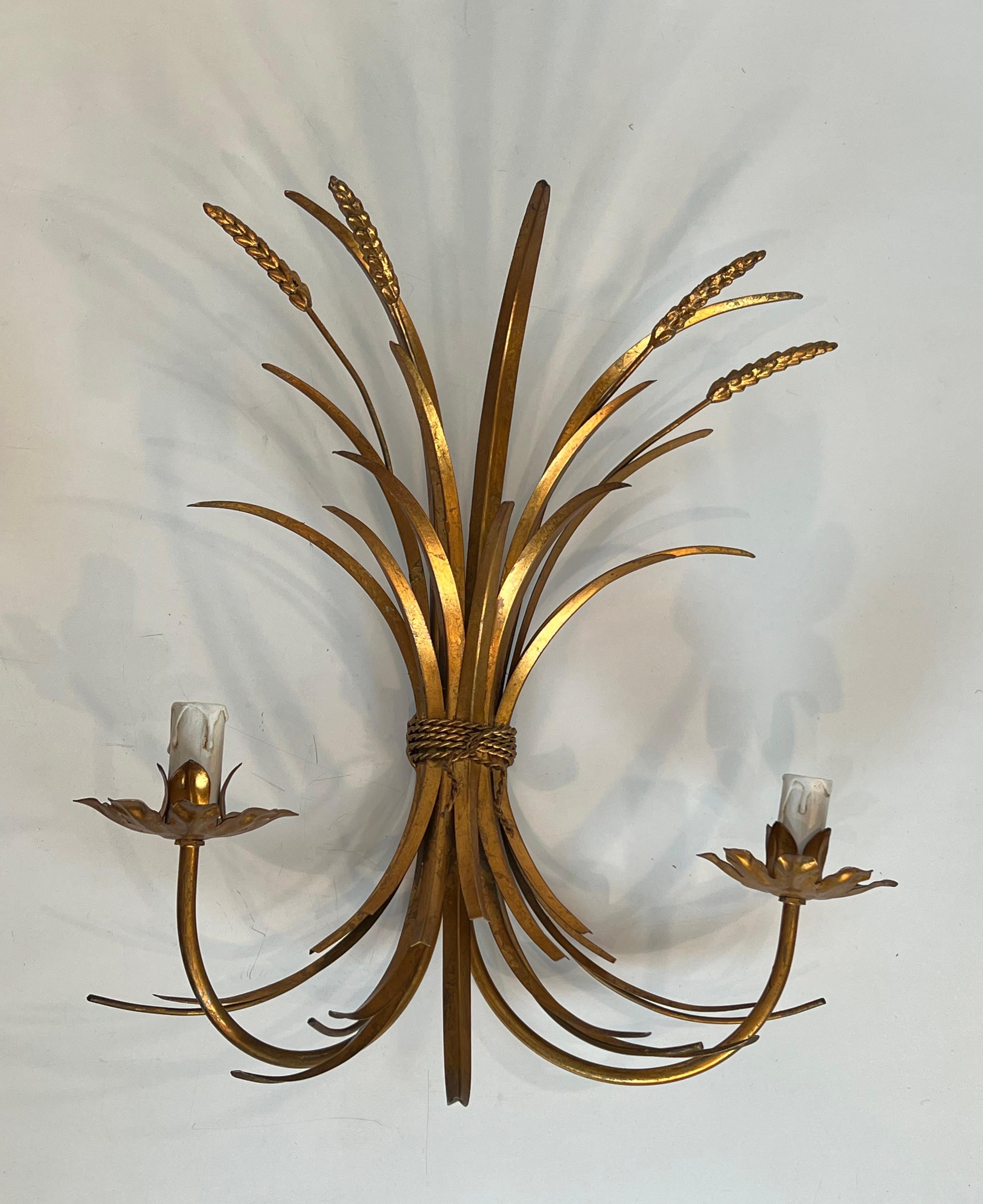 Gran Pareja de Apliques de Orejas de Trigo en Metal Dorado Canal Coco Regencia de Hollywood en venta