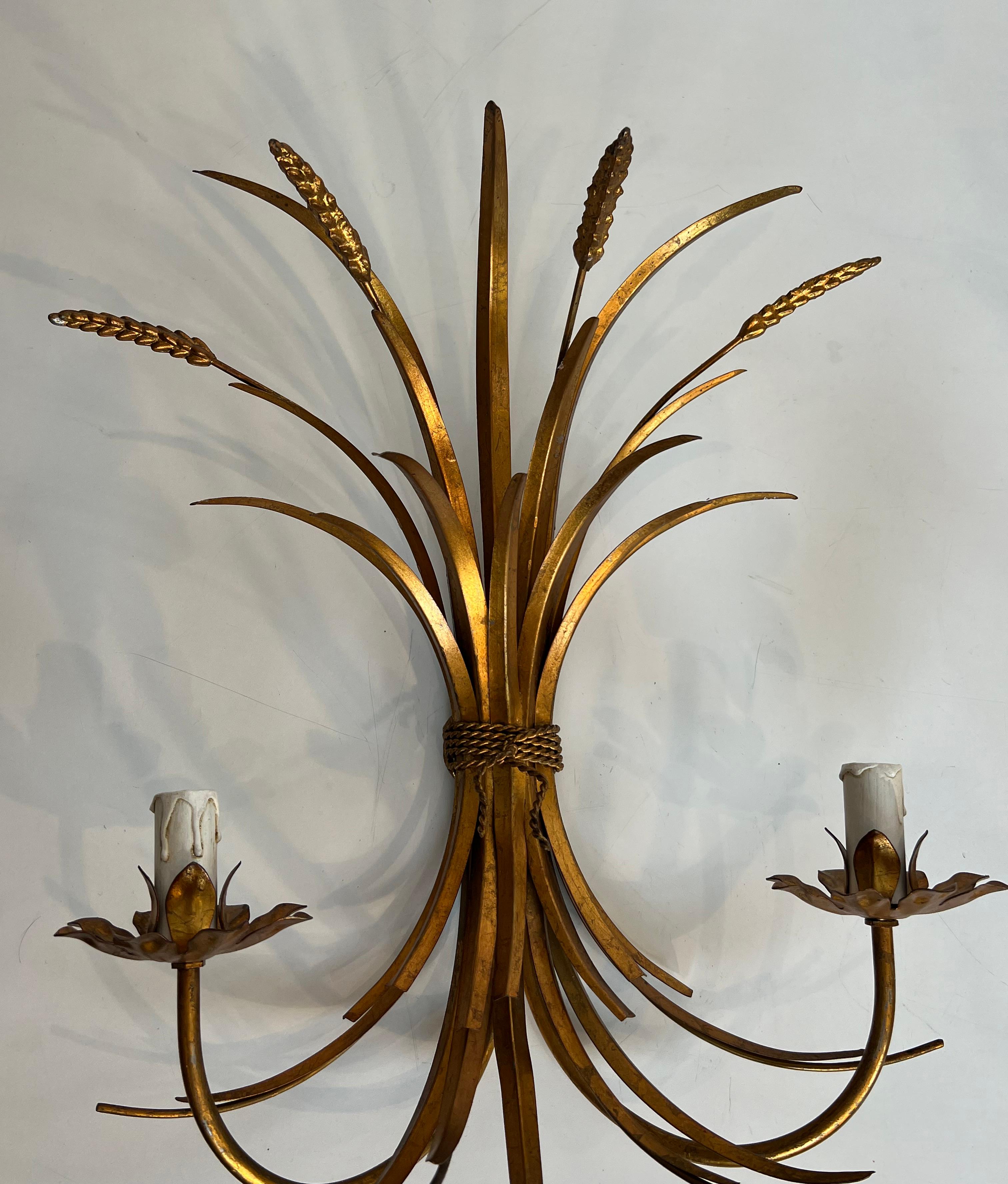 Gran Pareja de Apliques de Orejas de Trigo en Metal Dorado Canal Coco en venta 1