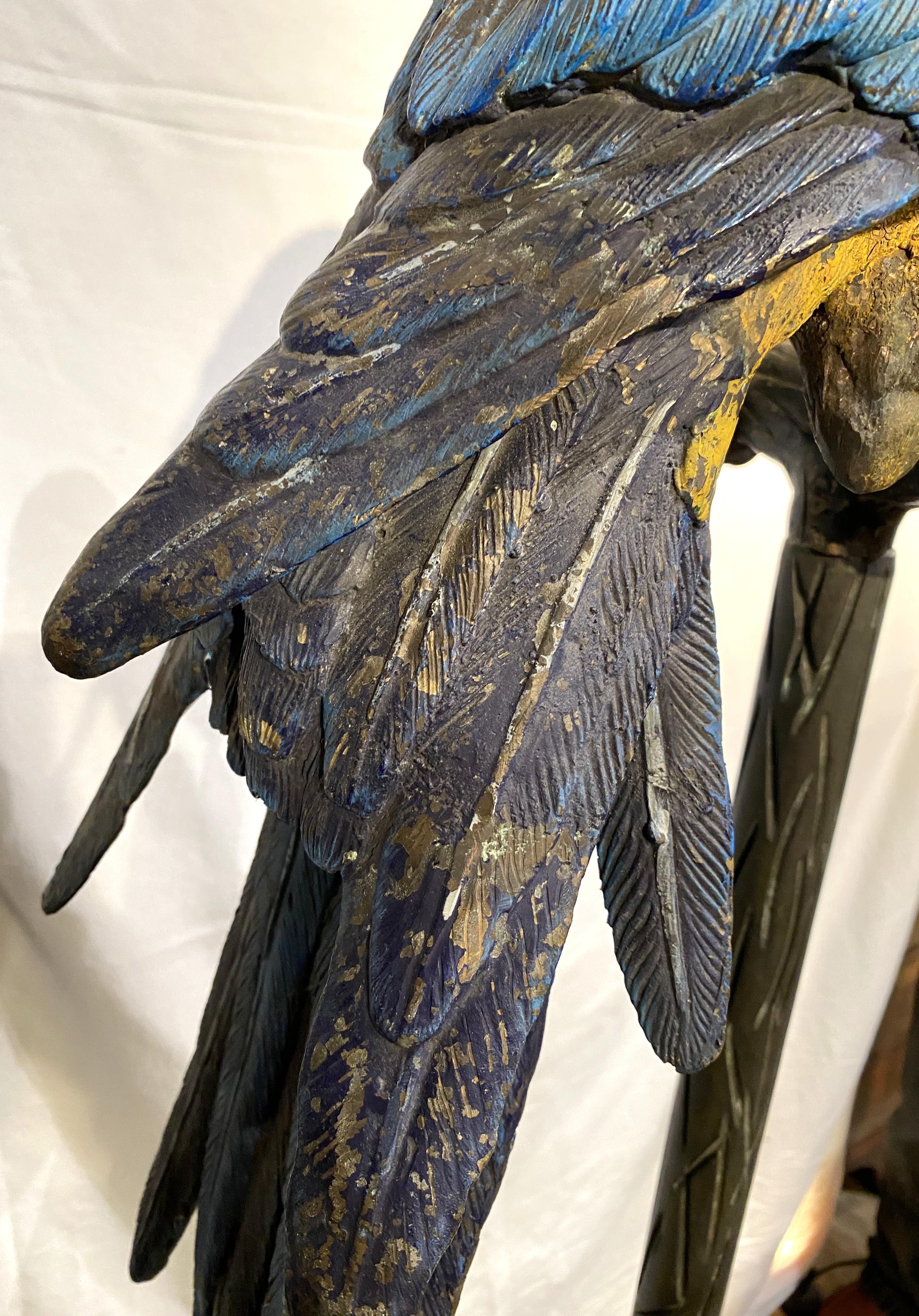 Grande coppia di pappagalli austriaci in bronzo dipinti a freddo su supporto in finto bois in vendita 10