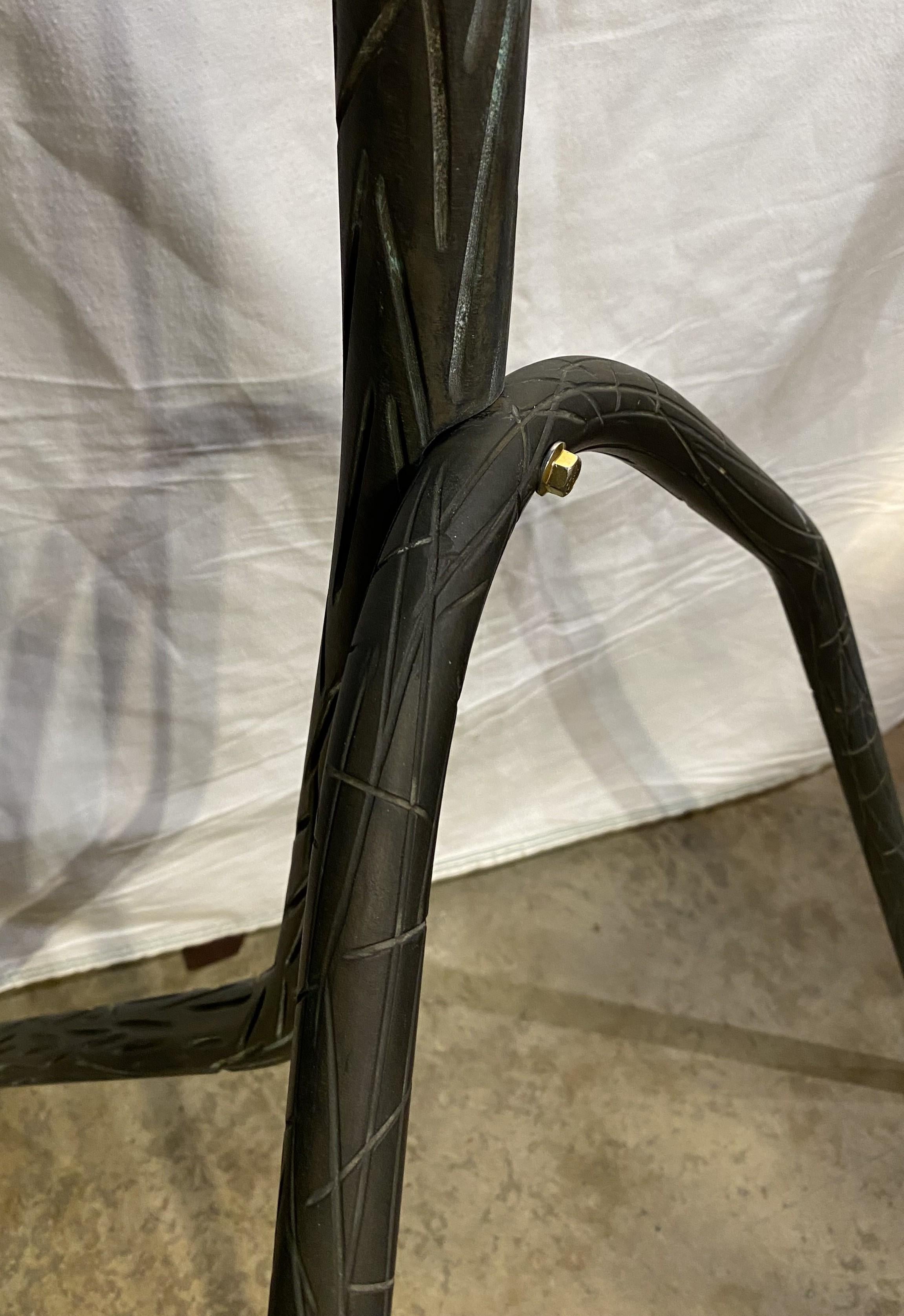 Grande coppia di pappagalli austriaci in bronzo dipinti a freddo su supporto in finto bois in vendita 12