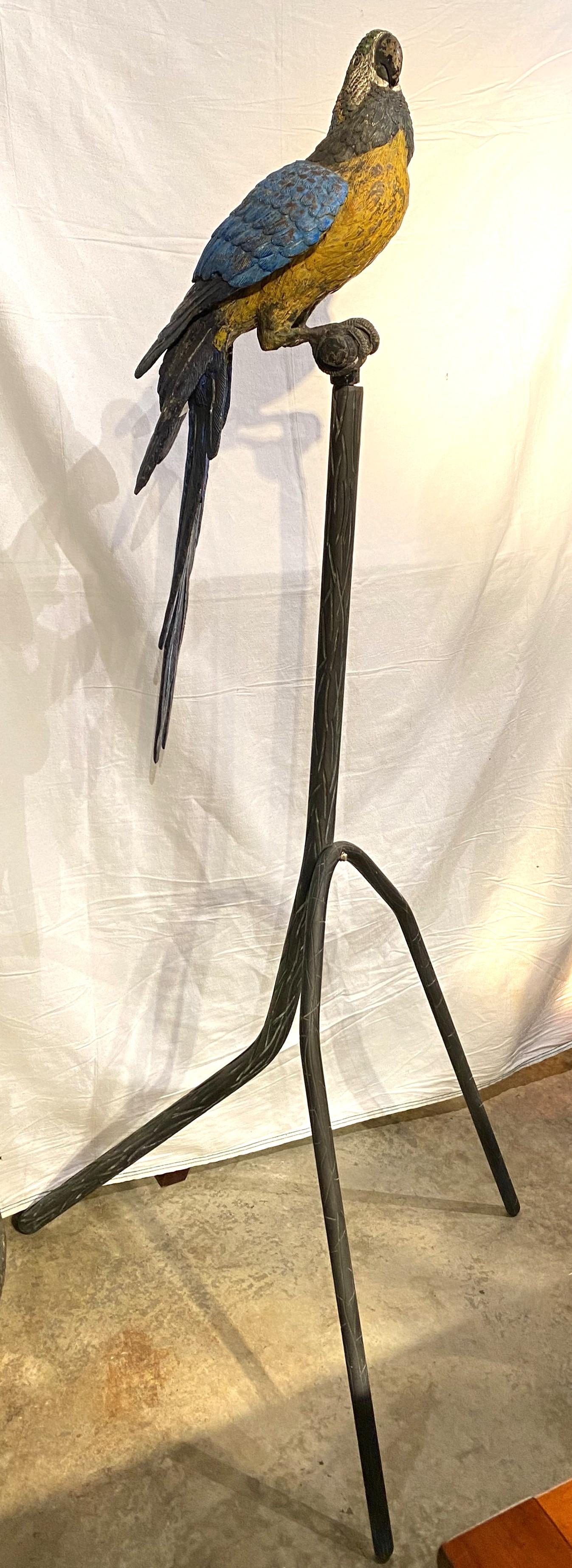 Austriaco Grande coppia di pappagalli austriaci in bronzo dipinti a freddo su supporto in finto bois in vendita